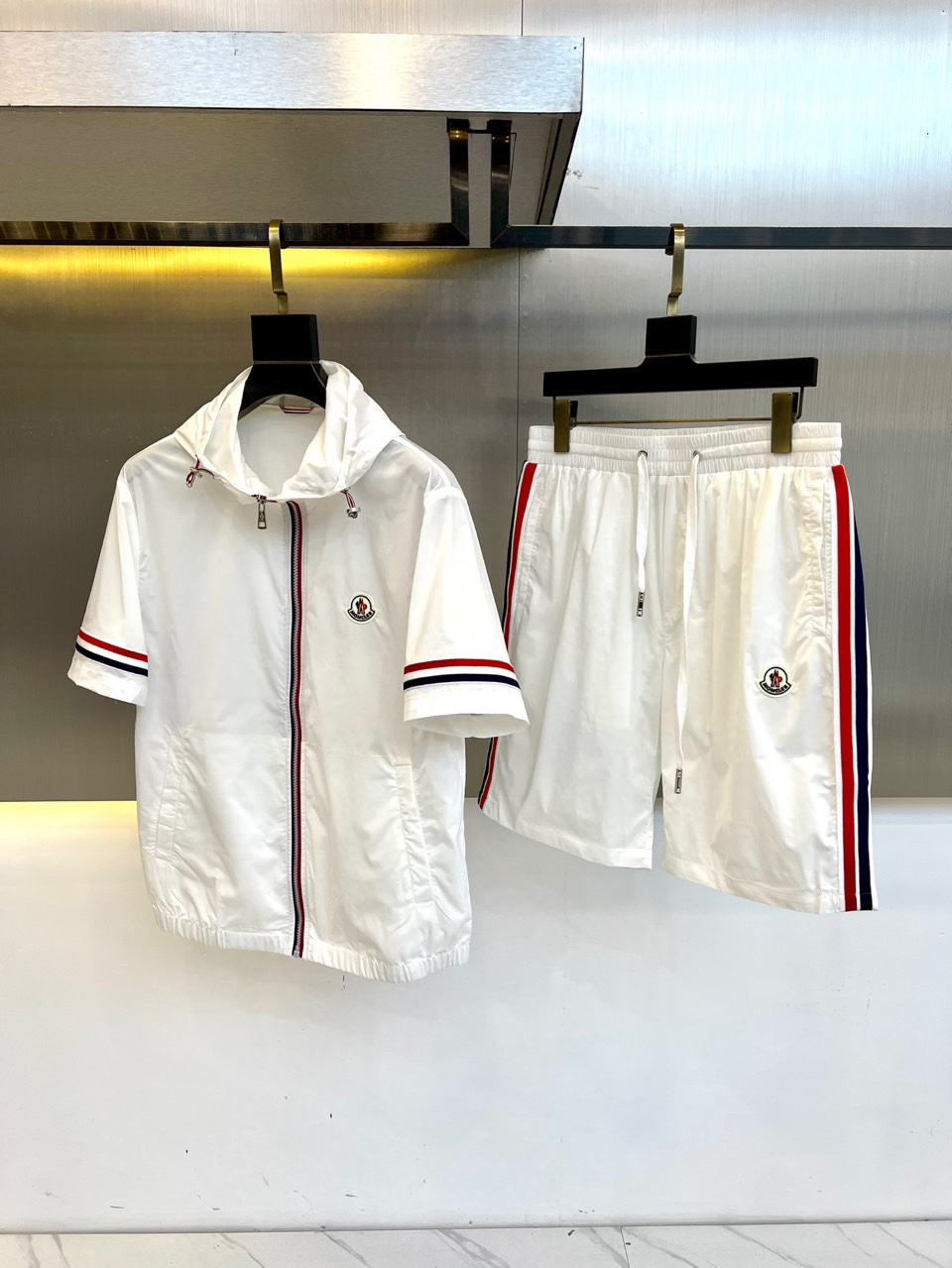 NO:154476,Mon masked, 2025ss summer clothing new casual suit for men's sports short-sleeved T-shirt   shorts suit. Very design-like, spot texture is invincible, woven quick-drying fabric feels soft, the upper body contour is three-dimensional, not too soft, in terms of workmanship details, loose style design, customized original fiber anti-wrinkle fabric!  The neat tailoring and deconstructive design make the simple style with high practical wear a benchmark for fashion!  Highly recommended, keep your own version!  48-56 (model 173, 143 catties upper body 50 sizes), Moncler, shorts, T-shirt, tees, t-shirt, alexander wang19860909Mon蒙口、2025ss夏装新品休闲套装男士运动短袖t恤 短裤套装.非常有设计感,现货质感无敌,梭织速干面料手感柔软,上身轮廓立体,不会过于柔软,做工细节方面,宽松版型设计,定制原版纤维抗皱面料！利落的剪裁和解构主义的设计,让高实穿度的简约风格成为时尚标杆！强烈推荐,自留款！48-56（模特173,143斤上身50码）,,Moncler,shorts,T-shirt,tees，t-shirt,alexander wang,Men's clothing