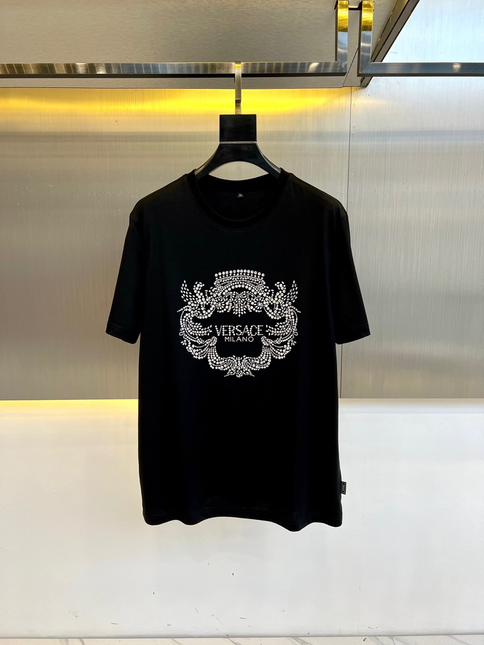 NO:151336,Vers Versace, 2025 spring and summer new model!  Different craftsmanship presents different fashion senses. This model uses laser-cut 12-sided rhinestones to form a Medusa avatar pattern, and emphasizes craftsmanship to present the logo design. The overall details have a good sense of layering and more fashionable. The fabric is customized European cotton texture, the upper body is skin-friendly and breathable, and the overall has a good backbone, which is crisp and stylish, with a slightly contoured tailor, and the neckline is slightly fitted to the neck. Whether it is fitted inside or coat, the details are excellent!  48-56 (model 173, 143 catties upper body 50 sizes), versace, versace, jackets & coats, alexander wang19860909Vers范思哲、2025春夏新款！不同工艺呈现不同时尚感,这款采用激光切割12面水钻拼成美杜莎头像图案,重工艺来呈现标志设计,整体细节有很好层次感,更显时尚潮流,面料采 用客供定制欧棉质地,上身亲肤透气,整体又有很好的骨干,挺括有型,版型,采用 微廓的剪裁,领口微微贴合颈部,不管内搭还是外套,细节非常出色！48-56（模特173,143斤上身50码）,,versace,versace,jackets & coats,alexander wang,Men's clothing