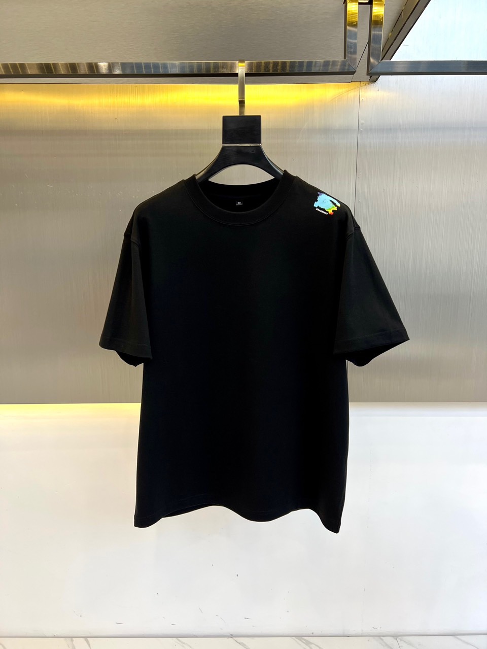 NO:151340,Burberry, 2025 spring and summer new products for men's short-sleeved T-shirt round neck pure cotton map logo print classic tailoring new styles, released on the official website simultaneously!  It captures the hearts of a large number of young people, classic, fashionable and noble, and you can also feel its unique design from this short-sleeved shirt!  This T-shirt is made of custom modal cotton. The fabric feels thick, sluggish and heavy, and has a soft texture that is comfortable and breathable. It can be matched across spring, summer, autumn and winter!  48-56 (model 173, 143 catties upper body 50 sizes), burberry, burberry, T-shirt, tees, t-shirt, alexander wang19860909Bur巴宝莉、2025春夏新品男士短袖T恤圆领纯棉地图logo印花经典剪裁新款 同步官网发售！俘获大量年轻人的心,经典、时髦、高贵,从这款短袖中也能感受它的独特设计！这款T恤衫精选客供定制莫代尔棉材质制成,面料手感厚实垂顺克重足,质感柔软舒适透气性极佳,可横跨春夏秋冬四季搭配！48-56（模特173,143斤上身50码）,,burberry,burberry,T-shirt,tees，t-shirt,alexander wang,Men's clothing