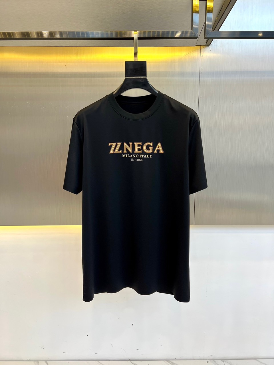 NO:151344,Zegna, 2025 spring and summer men's new classic LOGO embossed round neck short-sleeved T-shirt. Imported custom fabric, 62 cotton, 22 lyceler 12 spandex 4 mulberry silk fabric feels silky and soft, breathable and skin-friendly, extremely comfortable to wear, and the overall texture is quite high!  The iconic logo logo on the chest of the garment is carefully crafted with three-dimensional printing technology. The regular slim fit style is cut, which can easily concave and make you look slim and taller!  48-56 (model 173, 143 catties upper body 50 sizes), zegna, T-shirt, tees, t-shirt, alexander wang19860909Zegna杰尼亚、2025春夏男士新款经典LOGO压花圆领短袖T恤.进口定制面料,62绵,22莱赛尔12氨纶4桑蚕丝面料手感丝滑柔软,透气亲肤性极佳,着身无比的舒适,整体质感相当之高！衣身胸前标志性徽标Logo,采用立体印花技术精心打造.常规修身版型裁剪设计,轻松凹出显瘦显高身型！48-56（模特173,143斤上身50码）,,zegna,T-shirt,tees，t-shirt,alexander wang,Men's clothing