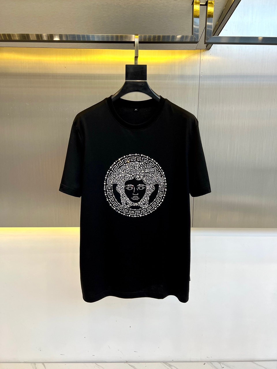 NO:151348,Vers Versace, 2025 spring and summer new model!  Different craftsmanship presents different fashion senses. This model uses laser-cut 12-sided rhinestones to form a Medusa avatar pattern, and emphasizes craftsmanship to present the logo design. The overall details have a good sense of layering and more fashionable. The fabric is customized European cotton texture, the upper body is skin-friendly and breathable, and the overall has a good backbone, which is crisp and stylish, with a slightly contoured tailor, and the neckline is slightly fitted to the neck. Whether it is fitted inside or coat, the details are excellent!  48-56 (model 173, 143 catties upper body 50 sizes), versace, versace, jackets & coats, alexander wang19860909Vers范思哲、2025春夏新款！不同工艺呈现不同时尚感,这款采用激光切割12面水钻拼成美杜莎头像图案,重工艺来呈现标志设计,整体细节有很好层次感,更显时尚潮流,面料采 用客供定制欧棉质地,上身亲肤透气,整体又有很好的骨干,挺括有型,版型,采用 微廓的剪裁,领口微微贴合颈部,不管内搭还是外套,细节非常出色！48-56（模特173,143斤上身50码）,,versace,versace,jackets & coats,alexander wang,Men's clothing