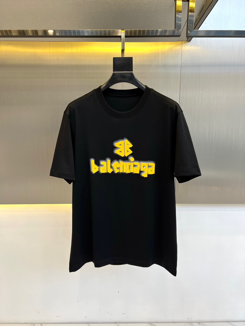 NO:151352,Babalenciaga, 2025s summer clothing new products, the latest series of pattern logo short-sleeved T-shirts, the rhythm of each person having to hand in one piece!  Imported top pure cotton fabric is extremely skin-friendly and comfortable. It feels very delicate to the touch, has a good texture, perfectly reflecting the three-dimensional feeling. It is in line with the brand's consistent design style. It is a very good overall style. It is versatile in single wear!  48-56 (model 173, 143 catties upper body 50 sizes), ,balenciaga, T-shirt,tees, t-shirt,alexander wang19860909Ba巴黎世家、2025s夏装新品 最新系列图案logo短袖t恤 必须人手一件的节奏！进口顶极纯棉面料,极为亲肤舒适 摸上去非常的细腻,质感很好,完美体现立体感 符合品牌一贯设计风格,整体非常不错的一款,内搭单穿都百搭！48-56（模特173,143斤上身50码）,,balenciaga,T-shirt,tees，t-shirt,alexander wang,Men's clothing