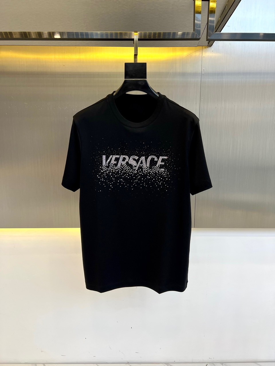 NO:151321,Vers Versace, 2025 spring and summer new model!  Different craftsmanship presents different fashion senses. This model uses laser-cut 12-sided rhinestones to form a Medusa avatar pattern, and emphasizes craftsmanship to present the logo design. The overall details have a good sense of layering and more fashionable. The fabric is customized European cotton texture, the upper body is skin-friendly and breathable, and the overall has a good backbone, which is crisp and stylish, with a slightly contoured tailor, and the neckline is slightly fitted to the neck. Whether it is fitted inside or coat, the details are excellent!  48-56 (model 173, 143 catties upper body 50 sizes), versace, versace, jackets & coats, alexander wang19860909Vers范思哲、2025春夏新款！不同工艺呈现不同时尚感,这款采用激光切割12面水钻拼成美杜莎头像图案,重工艺来呈现标志设计,整体细节有很好层次感,更显时尚潮流,面料采 用客供定制欧棉质地,上身亲肤透气,整体又有很好的骨干,挺括有型,版型,采用 微廓的剪裁,领口微微贴合颈部,不管内搭还是外套,细节非常出色！48-56（模特173,143斤上身50码）,,versace,versace,jackets & coats,alexander wang,Men's clothing