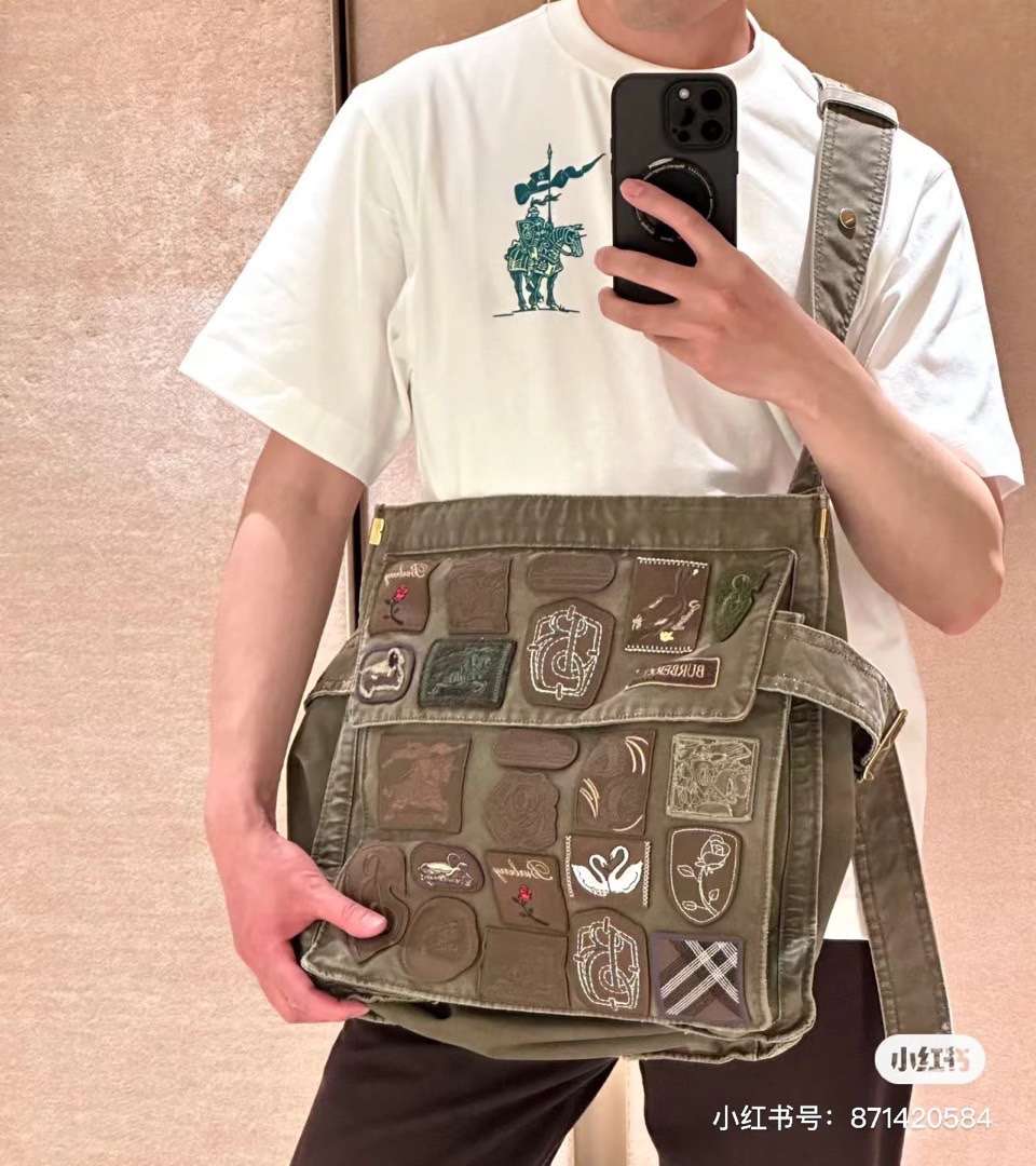 NO:151329,Burberry and 25SS new war horse knight logo printed round neck short-sleeved T-shirts. Burberry's newly released men's T-shirts are easy to see. The T-shirt designs that incorporate local British elements are unique and unique. You can also feel its unique design from this short-sleeved one!  This T-shirt is made of customized cotton. The fabric feels thick, sluggish and heavy. It has a soft texture and excellent breathability. It can be matched across spring, summer, autumn and winter!  48-56 (model 173, 143 catties upper body 50 sizes), burberry, burberry, T-shirt, tees, t-shirt, alexander wang19860909Bur巴宝莉、25SS新款战马骑士Logo印花圆领短袖T桖.Burberry新发售的男士T恤好看到爆,融入英国当地元素的T恤设计别出心裁多款可选,从这款短袖中也能感受它的独特设计！这款T恤衫精选客供定制棉材质制成,面料手感厚实垂顺克重足,质感柔软舒适透气性极佳,可横跨春夏秋冬四季搭配！48-56（模特173,143斤上身50码）,,burberry,burberry,T-shirt,tees，t-shirt,alexander wang,Men's clothing