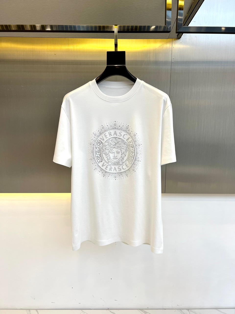 NO:151334,vers Versace, 2025 Spring and Summer New short-sleeved short-sleeved base T-shirt, with a diamond-stained heavy industry to create a large pattern on the chest, using 230 grams of long-length cotton fabric, it is very stylish whether worn alone or in the inner layer!  The contrasting color details of the body, the bright-line sewing patch reinforced shoulders, the high-weight ribbed round neck splicing, and the basic and casual style cutting process, the smooth threading details of the tightly slit are enough to achieve a perfect upper body style. The quality control and detailed control must be used as a single product!  48-56 (model 173, 143 catties upper body 50 sizes), versace, versace, T-shirt, tees, t-shirt, alexander wang19860909vers范思哲、2025春夏 新款短袖短袖打底t恤,烫钻重工打造胸前大幅图案,采用230克长绒棉面料无论单穿或内搭都很有范儿！衣身对比色车线细节,明线车缝贴布加固衣肩,高克重罗纹圆领拼接,以及基础休闲的版型裁剪工艺,严丝合缝的平顺走线细节,足够成就完美的上身款型感,品控细节控必入单品推荐！48-56（模特173,143斤上身50码）,,versace,versace,T-shirt,tees，t-shirt,alexander wang,Men's clothing