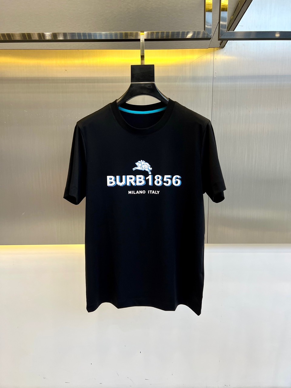 NO:151338,Burberry, 2025 spring and summer men's new LOGO round neck short-sleeved T-shirt. Imported fixed-woven fabric, long velvet cotton 29.3 modal 37.7 polyester fiber 23.1 spandex 6.2 hair fiber 3.7. The fabric feels silky and soft, breathable and skin-friendly, and is extremely comfortable to wear, and the overall texture is quite high!  The iconic logo logo on the chest of the clothes is carefully crafted with multi-color three-dimensional printing technology. The contrasting color effect makes people shine, forming a sharp and strong contrast, with great recognition and class!  The regular casual loose fitting design makes it easy to make you look slim and taller!  M-4XL (model 173, 143 catties upper body L size), burberry, burberry, T-shirt, tees, t-shirt, alexander wang19860909Bur巴宝莉、2025春夏男士新款LOGO圆领短袖T恤.进口定织面料,长绒棉29.3莫代尔37.7聚酯纤维23.1氨纶6.2毛发纤维3.7,面料手感丝滑柔软,透气亲肤性极佳,着身无比的舒适,整体质感相当之高！衣身胸前标志性徽标Logo,采用多色立体印花技术精心打造,撞色效果让人眼前一亮,形成鲜明的强烈对比,极具辨识度与档次感！常规的休闲宽松版型裁剪设计,轻松凹出显瘦显高身型！M-4XL（模特173,143斤上身L码）,,burberry,burberry,T-shirt,tees，t-shirt,alexander wang,Men's clothing