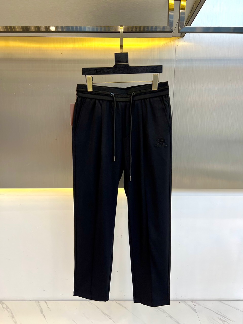 NO:151341,Loro Piana, Italian LP spring and summer new fashion letter embroidery old Qian style casual pants for men. The selected cotton fiber blend fabric is light and luxurious, with delicate texture as silk, and excellent breathability, as if it is covered with a layer of soft clouds on the skin. This high-end blend fabric not only shows an extraordinary texture, but also gives the wearer a unique elegant temperament. The classic badge embroidery design on the front shows the unique charm of the brand, and the retro and trendy atmosphere intertwines it, showing a unique fashion taste. The high-elastic drawstring elastic waist design is not only easy to put on and take off, but also freely adjusts according to the personal waistline. Whether it is tight or loose style, it can be easily controlled!  48-56 (please report height and weight by placing an order), loro piana, loro piana, alexander wang19860909Loro Piana诺悠翩雅、意大利LP春夏新款时尚字母刺绣老钱风休闲裤男士直筒抽绳长裤.甄选客供棉质纤维混纺面料,质地轻盈而奢华,触感细腻如丝,透气性极佳,仿佛为肌肤披上了一层轻柔的云朵.这种高级混纺面料不仅展现出非凡的质感,更赋予了穿着者一种独特的优雅气质.前幅的经典徽章刺绣设计,细节之处彰显品牌的独特魅力,复古与潮流的气息交织其中,展现出与众不同的时尚品味.高弹力的抽绳松紧裤腰设计,不仅方便穿脱,更可根据个人腰围自由调节,无论是紧身搭配还是宽松风格,都能轻松驾驭！48-56（下单请报身高体重）,,loro piana,loro piana,alexander wang,Men's clothing