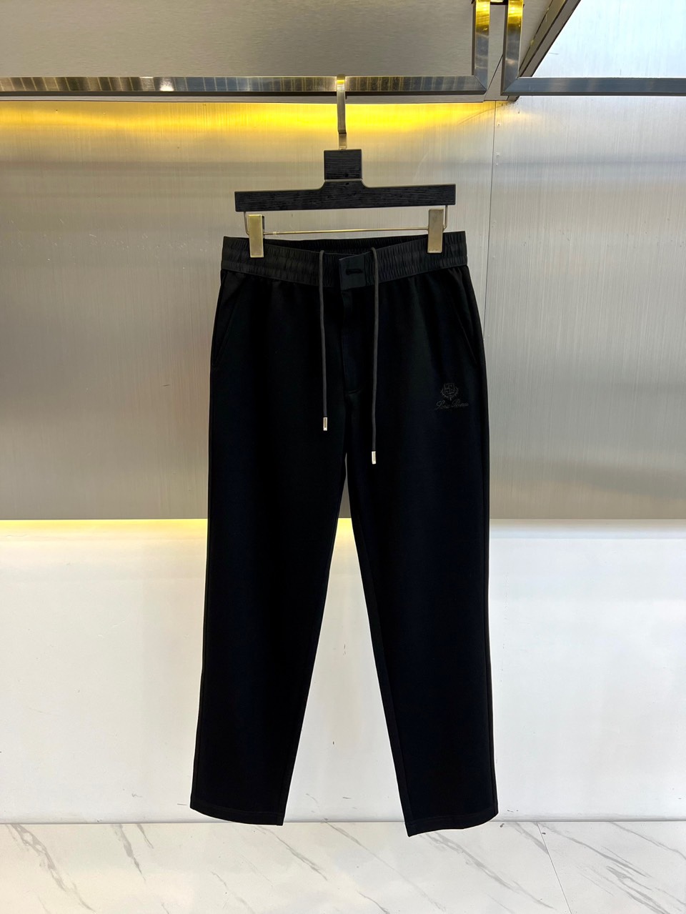 NO:151345,Loro Piana, Italian LP spring and summer new fashionable letter embroidered old Qianfeng casual pants for men. Inspired by the dawn of the Amalfi coast in southern Italy, the function of jogging pants and the elegance of high-end ready-to-wear is reconstructed. The waist adopts the integrated molding process of the original cloth and is matched with 4cm invisible elastic bands. While retaining the freedom of movement, it reshapes the aesthetics of the waistline with traceless design. The front slant insert bag innovatively uses natural dyed and woven contrasting piping, and achieves the matte gradient effect through 5 wash and fading tests, paying tribute to the glaze color philosophy of Sicily ceramic craftsmen.  80-day silk and 20 linen blend fabrics were selected. After double-sided wooling process, each square meter of fabric forms   micron-level pores. Combined with the natural antibacterial properties of flax fiber, the somatosensory temperature is automatically adjusted. 5. The pearl-colored matte hardware OGO inlaid in the back bag is hand-polished using the engraving skills of the Renaissance goldsmith. The 0.05mm error control makes the metal surface look like a silk matte texture, forming a low-key glow with a 15° refractive angle with sunlight 3.  From the 16-stitched edge locking craftsmanship inherited by Milan's haute couture workshop to the high-density buried car thread of 22 needles per inch, this jogging pants uses a precision that exceeds the standards of sportswear to build a seamless switching between urban elites in business and casual scenes. 2. When the shadow of the olive tree in Tuscany passes through the trouser face, the Italian craftsmanship is writing a new dressing poem in fabric language. 48-56 (please report height and weight if you place an order), loro piana, loro piana, alexander wang19860909Loro Piana诺悠翩雅、意大利LP春夏新款时尚字母刺绣老钱风休闲裤男士直筒抽绳长裤.以意大利南部阿玛尔菲海岸的晨曦为灵感,将慢跑裤的机能性与高级成衣的优雅感重新解构.腰部采用原身布一体成型工艺,搭配4cm隐形松紧带,在保留运动自由度的同时,以无痕设计重塑腰线美学.前幅斜插袋创新运用自然染织的撞色滚边,通过5次水洗褪色测试实现雾面渐变效果,致敬西西里岛陶艺匠人的釉色哲学. 甄选80天丝与20亚麻混纺面料,经双面烧毛工艺处理后,每平方米织物形成 微米级气孔,配合亚麻纤维的天然抑菌特性,实现体感温度自动调节5.后幅一字袋镶嵌的珍珠色亚光五金OGO,采用文艺复兴时期金匠的錾刻技艺手工打磨,0.05mm误差控制使金属表面呈现丝绸般哑光质感,与日光形成15°折射角的低调辉光3. 从米兰高定工坊传承的16道锁边工艺,到每英寸22针的高密度埋夹车线,这条慢跑裤以超越运动服饰标准的精工,构筑都市精英在商务与休闲场景中的无缝切换2.当托斯卡纳的橄榄树影掠过裤面经纬,意大利匠造精神正以织物语言书写新的穿着诗篇.48-56（下单请报身高体重）,,loro piana,loro piana,alexander wang,Men's clothing