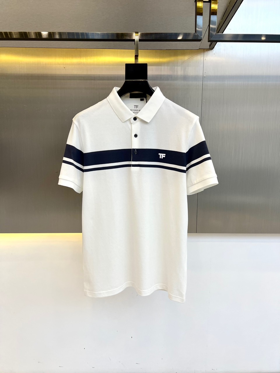 NO:151353,TF and 25s new products are on sale, men's lapel semi-zipper short-sleeved T-shirt POLO shirt, imported resident mercerized cotton short-sleeved T-shirt, Wen Ru soft, delicate and soft, the upper body is naturally comfortable, cool, the color is very clear, and does not fade, which highlights the overall styling and body-slimming feeling. M-4XL (model 173, 143 catties upper body L size),,tom ford, T-shirt,tees, t-shirt,alexander wang19860909TF、25s新品发售,男士翻领半拉链短袖T恤POLO衫,进口驻地丝光棉短袖T恤,温儒柔软 细腻柔软 上身自然是舒适 凉爽,颜色十分清晰,不掉色,非常的凸显整体的造型感以及修身上身感.M-4XL（模特173,143斤上身L码）,,tom ford,T-shirt,tees，t-shirt,alexander wang,Men's clothing