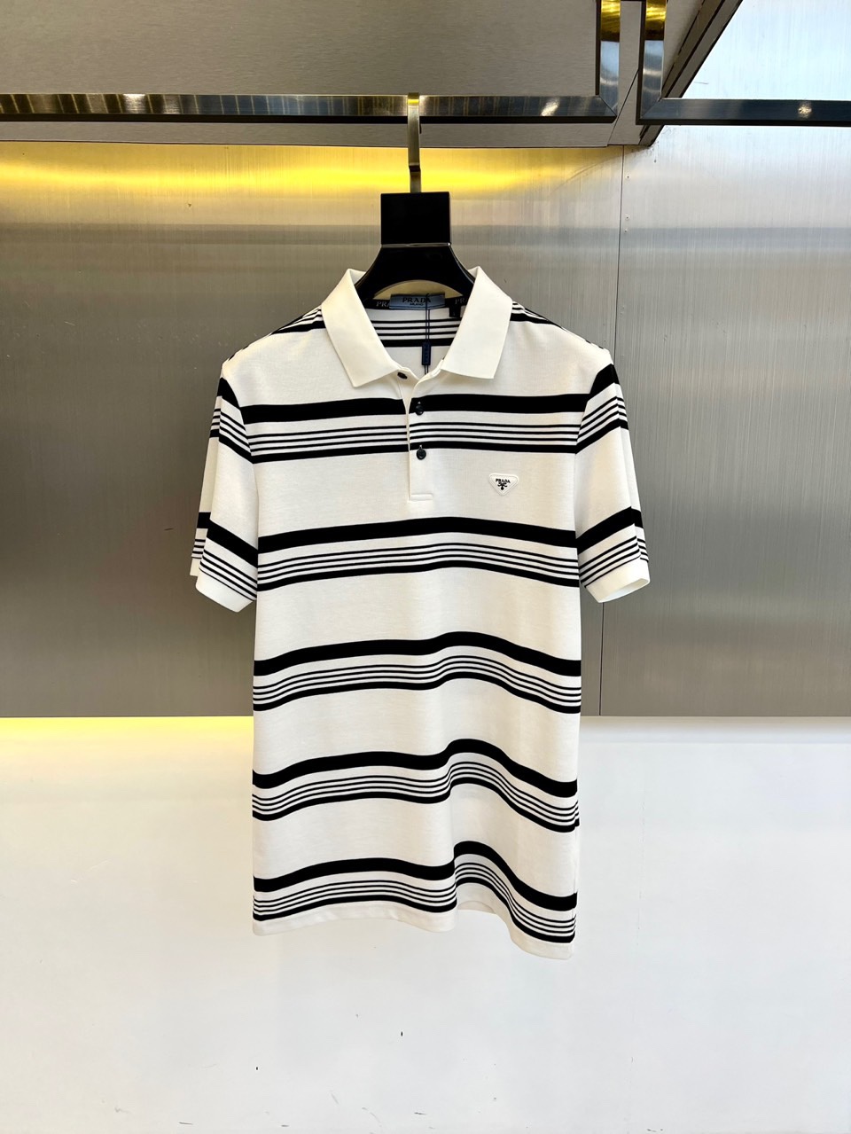 NO:151356,Prad and SS spring and summer new products, men's striped lapel short-sleeved POLO shirts, selected customized blended marbled floor cotton fabric, light and thin, with the moisture absorption and moisture-conducting properties of cotton, and the smooth drape and flowing of mulberry silk, with good gloss. Heavy industry embroidery logo logo, carefully interpreting the brand classics, creating a generous visual sense, and fully exerting the structural details!  Combined standard cut, super positive style. It can be business and casual!  M-4XL (model 173, 143 catties upper body L size), prada, prada, T-shirt, alexander wang19860909Prad普拉、ss春夏新品,男士条纹设计翻领短袖POLO衫,甄选客供定制混纺丝光珠地棉面料,轻薄既具备棉的吸湿性导湿性又有桑蚕丝的爽滑悬垂飘逸,光泽度好,重工刺绣logo标识,精心诠释品牌经典,打造大方视感,结构细节充分发挥！合体标准裁剪,版型超正.可商务可休闲！M-4XL（模特173,143斤上身L码）,,prada,prada,T-shirt,alexander wang,Men's clothing