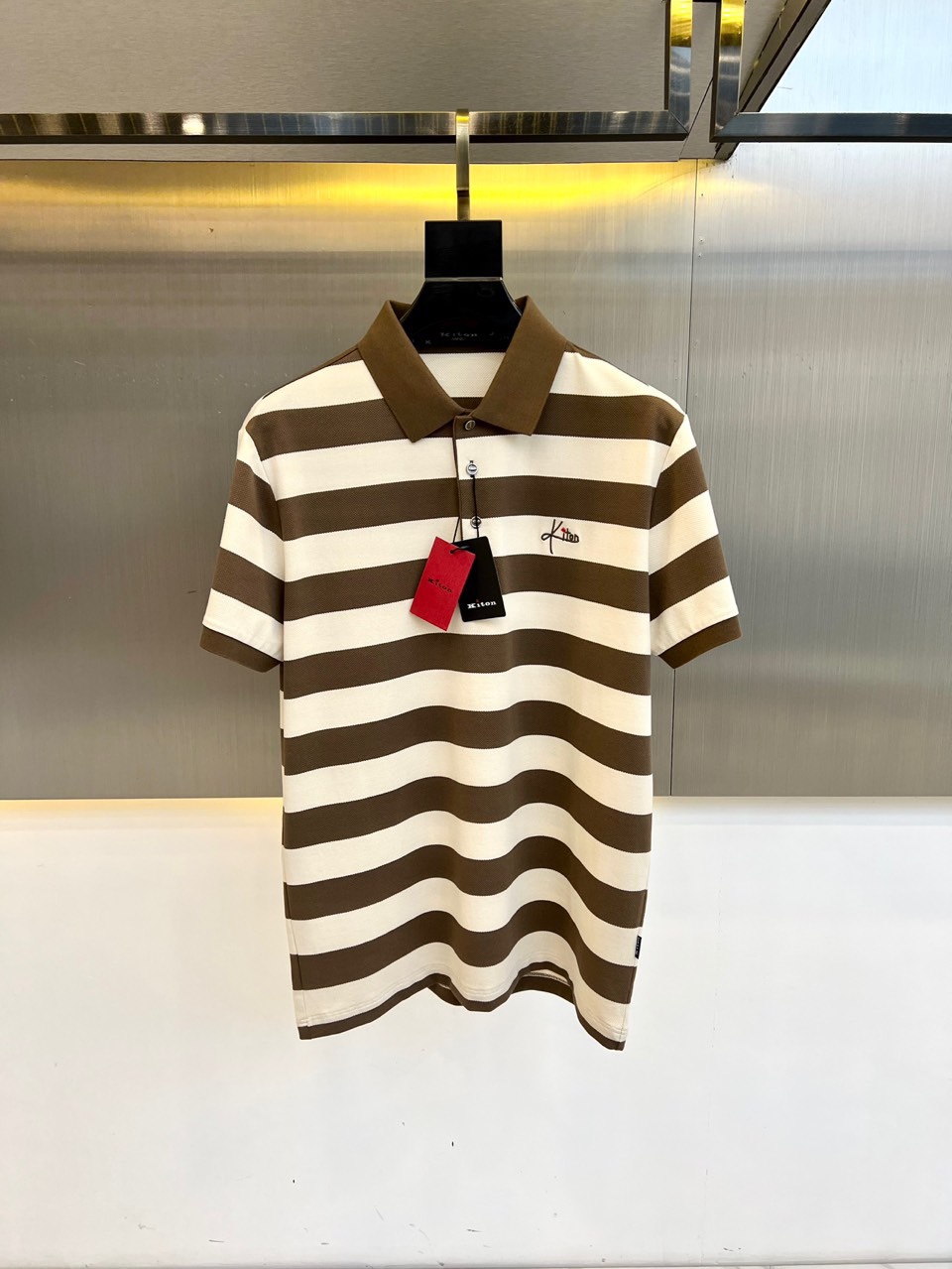 NO:151363,Kiton and SS spring and summer new products, men's striped lapel short-sleeved POLO shirts, customized blended marbled floor cotton fabrics, thin and light, cotton moisture absorption and moisture-guiding, good gloss, heavy industry embroidery logo logo, carefully interpreting the brand classics, creating a generous visual sense, and fully exerting the structural details!  Combined standard cut, super positive style. It can be business and casual!  M-4XL (model 173, 143 catties upper body L size), T-shirt, alexander wang19860909Kiton、ss春夏新品,男士条纹设计翻领短袖POLO衫,甄选客供定制混纺丝光珠地棉面料,轻薄具备棉的吸湿性导湿,光泽度好,重工刺绣logo标识,精心诠释品牌经典,打造大方视感,结构细节充分发挥！合体标准裁剪,版型超正.可商务可休闲！M-4XL（模特173,143斤上身L码）,,T-shirt,alexander wang,Men's clothing