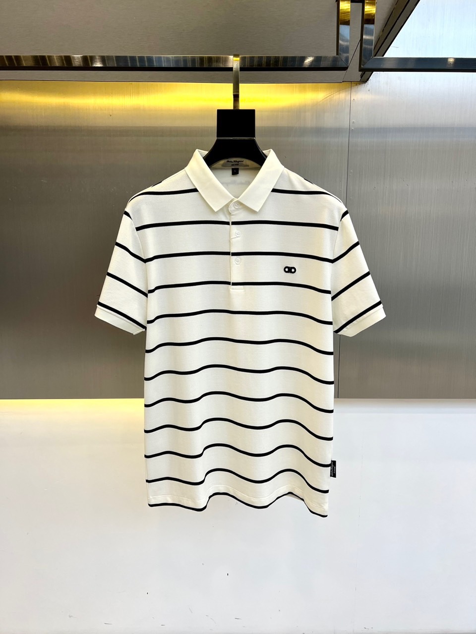 NO:151367,Ferragam, s summer new product, design and fashionable polo shirt, customer-supplied imported top resident mercerized cotton, the fabric is light and thin, with superior wrinkle resistance and durability, it is smooth and smooth in wear, and it is as breathable and skin-friendly as a skin-wear. You don’t want to take it off when you wear it!  The perfect fusion of clothes and fashionable trendy patterns allows you to be the most eye-catching among the crowd to highlight its extraordinary identity symbol. It provides imported customized hardware accessories, adding a sense of detail and a relaxed casual style cut with a relaxed sense of fashion!  48-56 (model 173, 143 catties upper body 50 sizes), ferragamo, ferragamo, alexander wang19860909Ferragam菲拉格慕、 s夏季新品,设计时尚polo衫,客供进口顶级驻地丝光棉制成,面料质地轻薄,具有优越的防皱性与耐久性,着穿冰丝爽滑,如皮肤衣般透气亲肤,穿着就不想脱下来！衣身与时尚潮人图案完美融合,让你在人群之中最为十足眼球更是能够彰显出它不凡的身份象征,客供进口定制五金配件,添细节感与时髦度宽松的休闲版型裁剪！48-56（模特173,143斤上身50码）,,ferragamo,ferragamo,alexander wang,Men's clothing