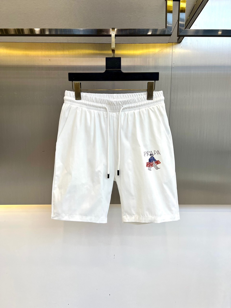 NO:151376,Prad Pula, 25s new summer casual shorts!  Drawstring printed logo design. Simple and high-end. Custom Egyptian cotton fabric with imported high-density cotton, light and breathable. Full of comfort. The original hardware is full of texture and strong sense of high-end!  The overall vision is simple but not monotonous. It is full of high-end feeling!  The three-dimensional cutting craftsmanship is not picky!  48-56 (please report waist size by placing an order),,prada,prada,shorts,alexander wang19860909Prad普拉、25s新款夏季休闲短裤！抽绳印花logo设计.简单高级.进口高密棉订制埃及棉面料,手感轻薄透气.舒适感满满.原厂五金质感满满.高级感强！整体视觉简单而不单调.满满高级感！立体裁剪工艺版型不挑人！48-56（下单请报腰围尺寸）,,prada,prada,shorts,alexander wang,Men's clothing