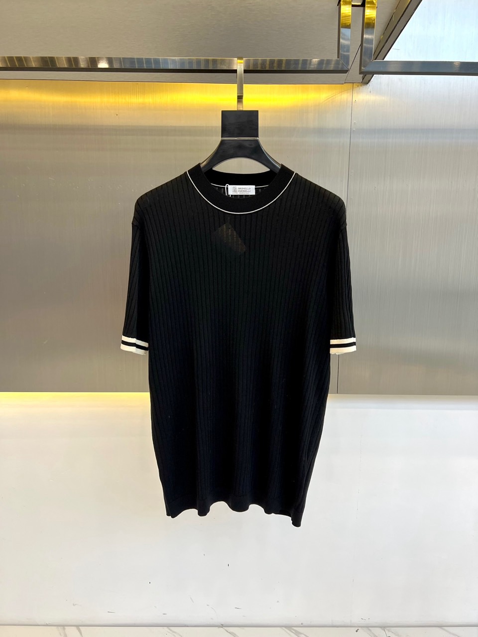 NO:160142,BC-25 new technology fiber blended knitted short-sleeved T-shirt, which is carefully woven with imported technology fiber blended yarns, ensuring that the clothes have the wear resistance and wrinkle resistance of polyester fibers, and the softness and breathability brought by the viscose fiber!  When your fingertips gently brushed across this T-shirt, the touch was as silky as silky and delicate, making people instantly intoxicated by this indescribable comfort!  It is skin-friendly and keeps warm, and even in the cooler season, it can give the wearer a perfect warm hug without feeling any sultry or restraint!  The elasticity of the feature allows it to fit the body while giving the wearer a space for free to move, and it can be easily controlled whether it is daily leisure or light exercise!  The straight-tube style and classic and fashionable tailoring make the upper body look simple and stylish, easily showing the wearer's unique temperament and taste!  48-56 (model 173, 143 catties upper body 50 sizes), T-shirt,tees, t-shirt,alexander wang19860909BC- 25新款科技纤维混纺针织短袖T恤,该T恤采用的是客供进口科技纤维混纺纱线精心织造而成,确保了衣物既拥有聚酯纤维的耐磨抗皱特性,又不失粘纤带来的柔软与透气性！当指尖轻轻拂过这件T恤,那种触感仿佛丝绸般丝滑细腻,让人瞬间沉醉于这份难以言喻的舒适之中！它亲肤保暖,即便是在微凉的季节里,也能给予穿着者恰到好处的温暖拥抱,而不会感到丝毫的闷热或束缚！弹力十足的特性,更是让它在贴合身形的同时,赋予了穿着者自由活动的空间,无论是日常休闲还是轻度运动,都能轻松驾驭！直筒版型与经典不失时尚感的剪裁,使得上身效果简约有型,轻松展现出穿着者的独特气质与品味！48-56（模特173,143斤上身50码）,,T-shirt,tees，t-shirt,alexander wang,Men's clothing