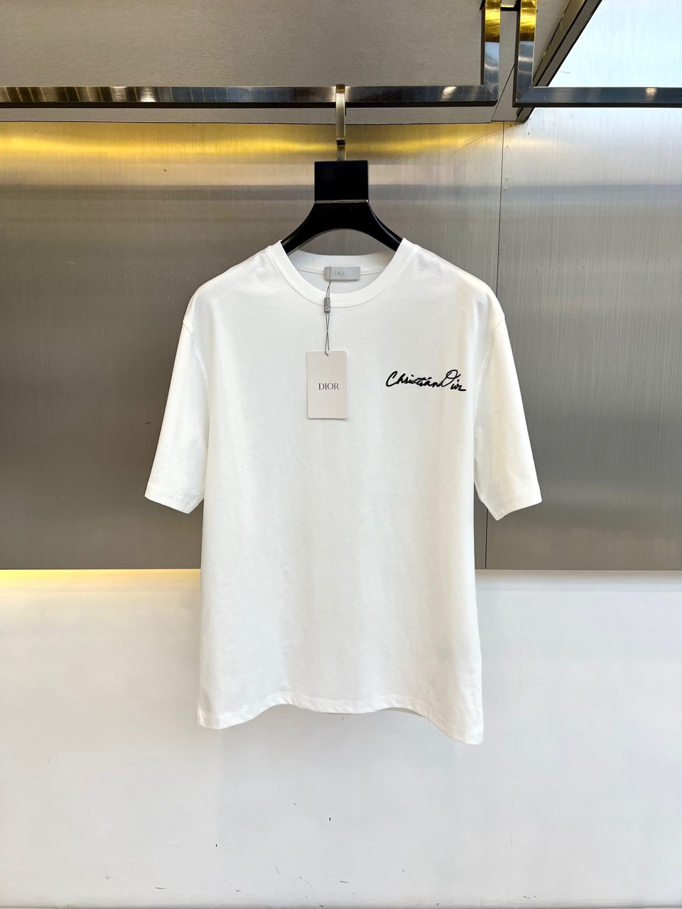 NO:153917,Dio, 25 spring and summer new product series, printed logo round neck loose short-sleeved T-shirt, customized same-cage dyed cotton fabric, very comfortable to touch, the latest brick cabinet in spring and summer, fashionable and personalized, super versatile and beautiful, very suitable for both men and women, OS style, a must-have for trendy people!  48-56 (model 173, 143 catties upper body 50 sizes), dior,dior,t-shirt,tees,t-shirt,alexander wang19860909Dio迪奥、25春夏新品系列, 印花Logo圆领宽松短袖T恤,定制同缸染色棉面料,手感非常舒服,春夏最新砖柜同步,时尚又个性 超级百搭好看的一款 男女都非常合适 OS版型,潮人必备！48-56（模特173,143斤上身50码）,,dior,dior,T-shirt,tees，t-shirt,alexander wang,Men's clothing