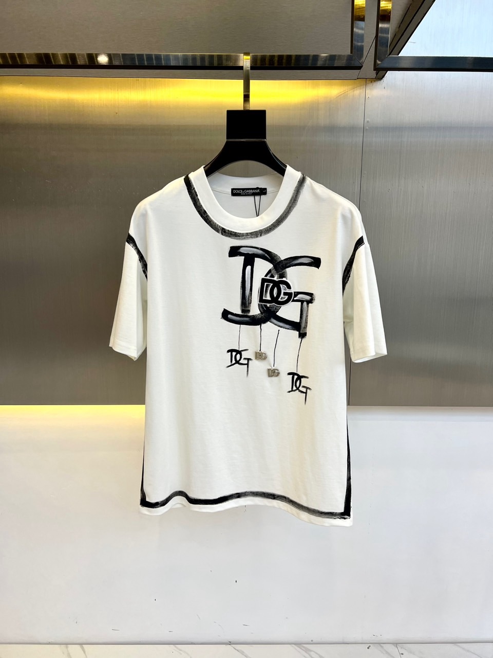 NO:153921,D&G Dolce & Gabbana, 2025SS spring and summer clothing, hand-painted graffiti washing snowflake short-sleeved T-shirt. It uses imported Kangli digital direct-spray printing, fixed dyeing, high-quality 260G fabric after washing, OS loose shoulder-down style. S-XXL (model 173, 143 catties upper body M size),, Dolce & Gabbana, Dolce & Gabbana, T-shirt, tees, t-shirt, alexander wang19860909D&G杜嘉班纳、 2025SS春夏装 手绘涂鸦洗水雪花短袖T恤. 采用进口康丽数码直喷印花 定染高品质潮棉洗后260G面料, OS宽松落肩版型.S-XXL（模特173,143斤上身M码）,,Dolce&Gabbana,Dolce&Gabbana,T-shirt,tees，t-shirt,alexander wang,Men's clothing