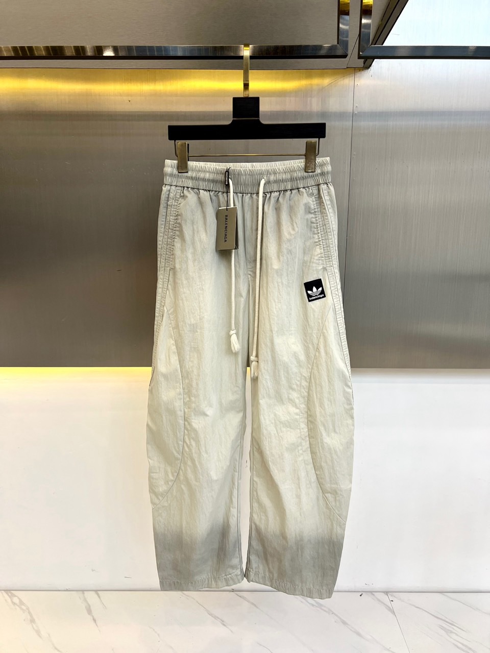 NO:153925,Balenc Balenciaga Clover Co-branded model, 25 summer new outdoor sports casual pants, woven sun protection thin fabric, hoodies. Stretch double twill woven fabric, high-end three-dimensional cut, casual style, can be casual and outdoor, taking into account the urban super practical and versatile. Breathable special fabric, casual hidden zipper pocket design, convenient and practical, casual and generous. Elastic feet loose mouth Absolute appearance Functional casual woven pants. 48-56 (please report height and weight if you place an order), ,balenciaga,balenciaga,alexander wang19860909Balenc巴黎世家三叶草联名款,25夏季新款户外运动休闲裤,梭织防晒轻薄面料,卫裤. 弹力双斜纹梭织面料,高级版型立体裁剪,休闲款,可休闲可户外,兼顾城市超实用多用途性. 透气特殊布料,休闲隐藏拉链口袋设计,方便实用,休闲大方.弹性脚部散口 绝对颜值 功能性爆表的休闲梭织裤.48-56（下单请报身高体重）,,balenciaga,balenciaga,alexander wang,Men's clothing