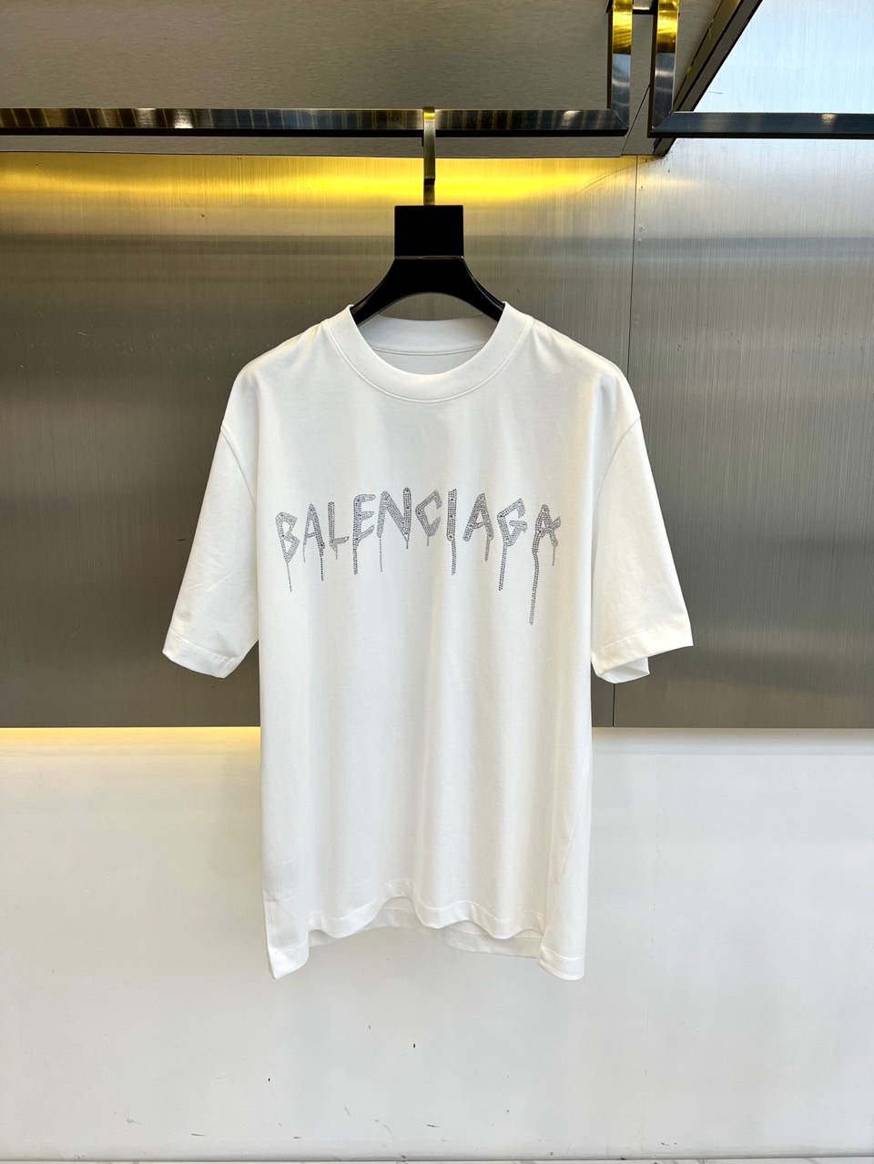 NO:153929,Ba Balenciaga - 2025 spring and summer new style letter logo round neck short-sleeved T-shirt, a spring and summer casual outfit is essential. The letter printing on the chest is completely reflected in the high-end aesthetic workmanship. The print is natural and beautiful, and the print letter workmanship is more exquisite and atmospheric, with a strong three-dimensional feeling, which is very amazing. The fabric is soft and skin-friendly, and the upper body is a bit lazy and high-end feel. This wash T-shirt is definitely the absolute king of basic styles this year. The same style of men and women makes the feeling of luxury and high-end ordering!  48-56 (model 173, 143 catties upper body 50 sizes), ,balenciaga, T-shirt,tees, t-shirt,alexander wang19860909Ba巴黎世家-2025春夏新款 字母logo圆领短袖t恤,春夏休闲穿搭必不可少,胸前字母印花完完全全体现在高级审美的做工上, 印花自然美观,印花字母做工更是精致大气,立体感超强,非常惊艳,面料柔软亲肤,上身一丝丝慵懒又高级的feel,这款水洗t绝对是今年绝对的基础款之王,男女同款搭配穿出奢侈品高订的感觉！48-56（模特173,143斤上身50码）,,balenciaga,T-shirt,tees，t-shirt,alexander wang,Men's clothing