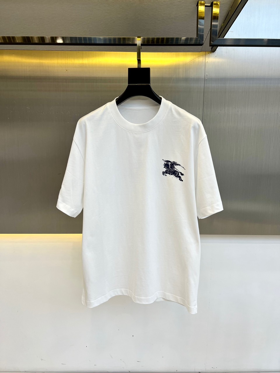 NO:153933,Burberry, 2025 spring and summer men's new classic LOGO round neck short-sleeved T-shirt. Imported pure cotton fabric, the fabric feels silky and soft, breathable and skin-friendly, and is extremely comfortable to wear, and the overall texture is quite high!  The iconic logo embroidery logo on the chest of the garment is carefully crafted with multi-color three-dimensional printing technology. The conventional casual loose fitting design allows both men and women to go up at will, making it easy to concave and make it look slimming and taller!  48-56 (model 173, 143 catties upper body 50 sizes), burberry, burberry, T-shirt, tees, t-shirt, alexander wang19860909Bur巴宝莉、2025春夏男士新款经典LOGO圆领短袖T恤.进口纯棉面料,面料手感丝滑柔软,透气亲肤性极佳,着身无比的舒适,整体质感相当之高！衣身胸前标志性徽标贴布绣Logo,采用多色立体印花技术精心打造,常规的休闲宽松版型裁剪设计,男女都可随意上身,轻松凹出显瘦显高身型！48-56（模特173,143斤上身50码）,,burberry,burberry,T-shirt,tees，t-shirt,alexander wang,Men's clothing