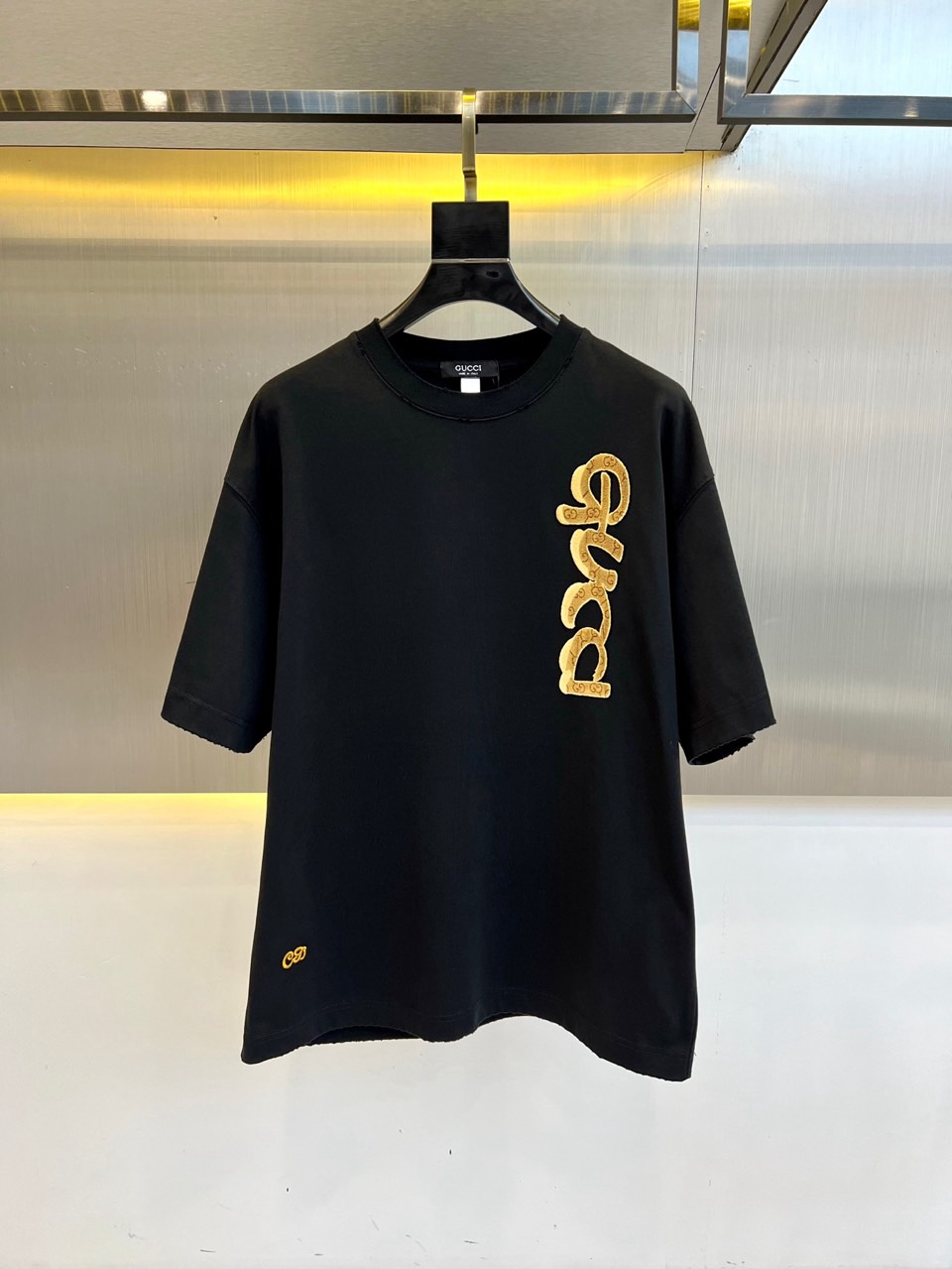 NO:153938,Gucci, 2025 Spring and Summer Men's New LOGO Round Neck Short-Sleeve T-shirt. Imported fixed-woven fabric, pure cotton, fabric feels silky and soft, breathable and skin-friendly, extremely comfortable to wear, and the overall texture is quite high!  The iconic logo on the body and chest is carefully crafted and craftsmanship. It is simple, fashionable and classic, and it is very recognizable and classy!  The regular casual style cutting design makes it easy to make you look slim and taller!  M-4XL (model 173, 143 catties upper body L size), gucci, T-shirt, tees, t-shirt, alexander wang19860909Gucci、2025春夏男士新款LOGO圆领短袖T恤.进口定织面料,纯棉、面料手感丝滑柔软,透气亲肤性极佳,着身无比的舒适,整体质感相当之高！衣身胸前标志性Logo,重工艺精心打造,简约时尚经典让人眼前一亮,极具辨识度与档次感！常规的休闲版型裁剪设计,轻松凹出显瘦显高身型！M-4XL（模特173,143斤上身L码）,,gucci,T-shirt,tees，t-shirt,alexander wang,Men's clothing