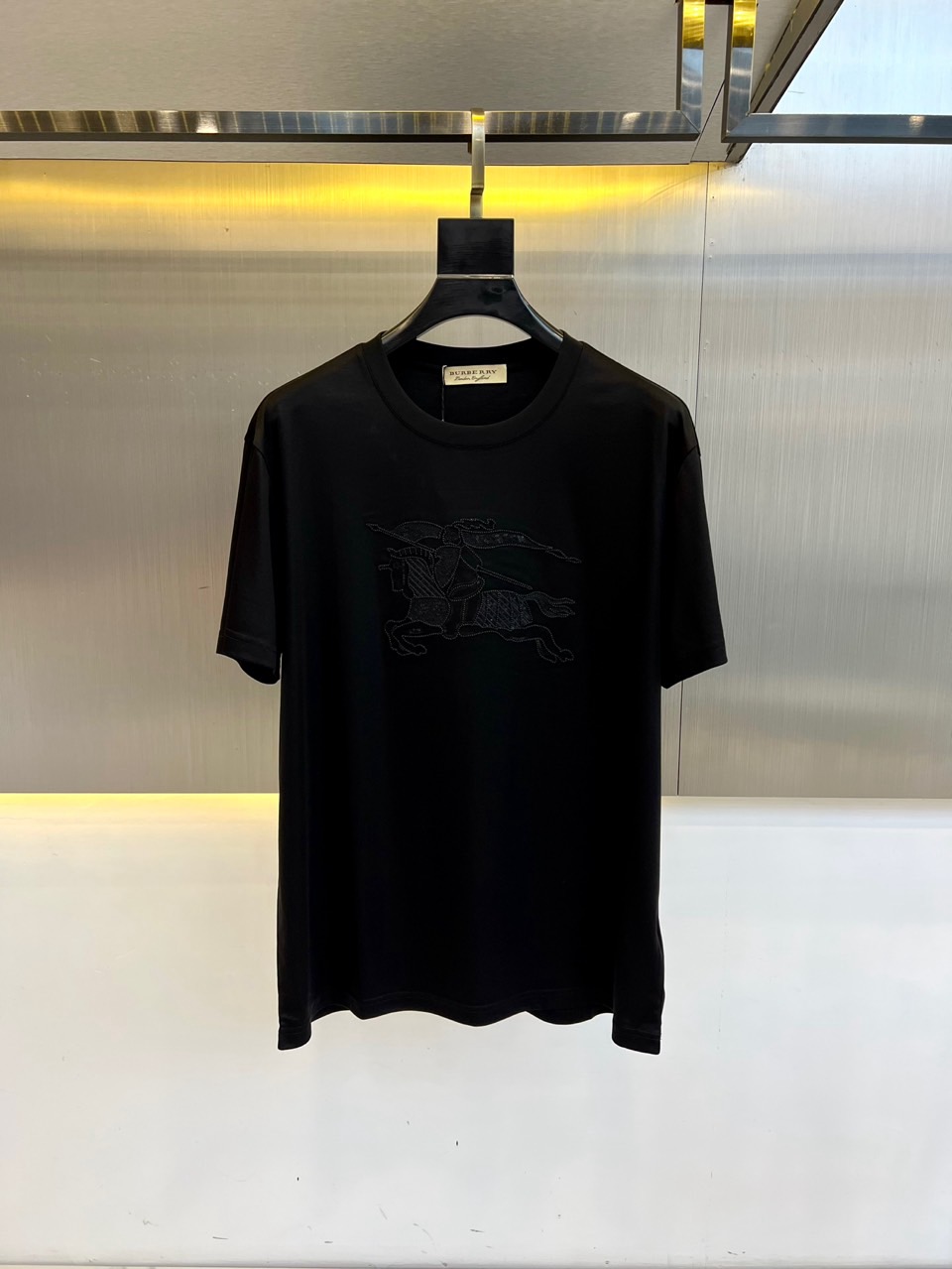 NO:160140,Burberry, 2025 new men's war horse logo logo heavy industry thread embroidery short-sleeved T-shirt. Needle is a needle method used in embroidery to fill in slender curved lines. It forms smooth lines through densely arranged stitches, which have the characteristics of strong coverage, vivid lines and outstanding three-dimensionality. Simple vertical round neck short-sleeved version, developed extremely simple body cutting for the paper pattern, knitted material has certain extension performance, and the upper body will not be tightly tied. Round neck contrasting rib splicing collar, and stripping process in the back neck effectively prevents the neckline deformation after multiple washes, fit shoulder line, bottom swing and cuff special machine gantry open line edge collection. 48-56 (model 173, 143 catties upper body 50 yards), ,burberry, burberry, T-shirt,tees, t-shirt,alexander wang19860909Bur巴宝莉、2025新款男士战马徽标logo重工线绣短袖T恤.挨针是刺绣中用于填充细长弯曲线条的针法,通过密集排列的针迹形成流畅线条,具有覆盖性强、线条生动、立体感突出的特点.简约垂直圆领短袖版型,对版纸样开发极简直身剪裁,针织材质具有一定延展性能,上身不会紧紧束身.圆领撞色罗纹拼接领口,后领口内贴条工艺,有效防止多次穿洗后领口变形,合身肩线,底摆与袖口专机坎车明线收边.48-56（模特173,143斤上身50码）,,burberry,burberry,T-shirt,tees，t-shirt,alexander wang,Men's clothing