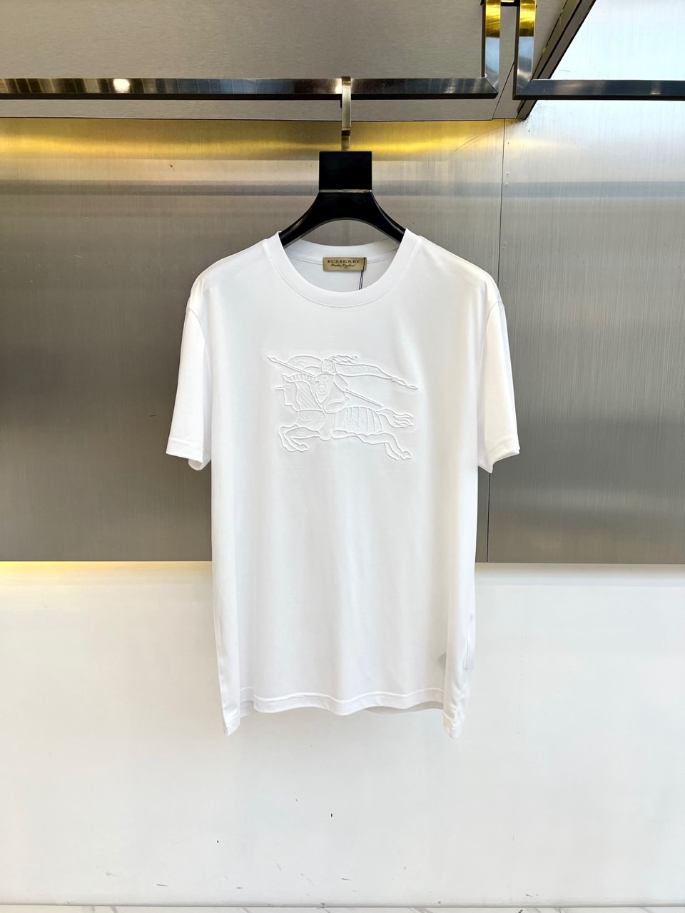 NO:153945,Burberry, 2025 new men's war horse logo logo heavy industry thread embroidery short-sleeved T-shirt. Needle is a needle method used in embroidery to fill in slender curved lines. It forms smooth lines through densely arranged stitches, which have the characteristics of strong coverage, vivid lines and outstanding three-dimensionality. Simple vertical round neck short-sleeved version, developed extremely simple body cutting for the paper pattern, knitted material has certain extension performance, and the upper body will not be tightly tied. Round neck contrasting rib splicing collar, and stripping process in the back neck effectively prevents the neckline deformation after multiple washes, fit shoulder line, bottom swing and cuff special machine gantry open line edge collection. 48-56 (model 173, 143 catties upper body 50 yards), ,burberry, burberry, T-shirt,tees, t-shirt,alexander wang19860909Bur巴宝莉、2025新款男士战马徽标logo重工线绣短袖T恤.挨针是刺绣中用于填充细长弯曲线条的针法,通过密集排列的针迹形成流畅线条,具有覆盖性强、线条生动、立体感突出的特点.简约垂直圆领短袖版型,对版纸样开发极简直身剪裁,针织材质具有一定延展性能,上身不会紧紧束身.圆领撞色罗纹拼接领口,后领口内贴条工艺,有效防止多次穿洗后领口变形,合身肩线,底摆与袖口专机坎车明线收边.48-56（模特173,143斤上身50码）,,burberry,burberry,T-shirt,tees，t-shirt,alexander wang,Men's clothing