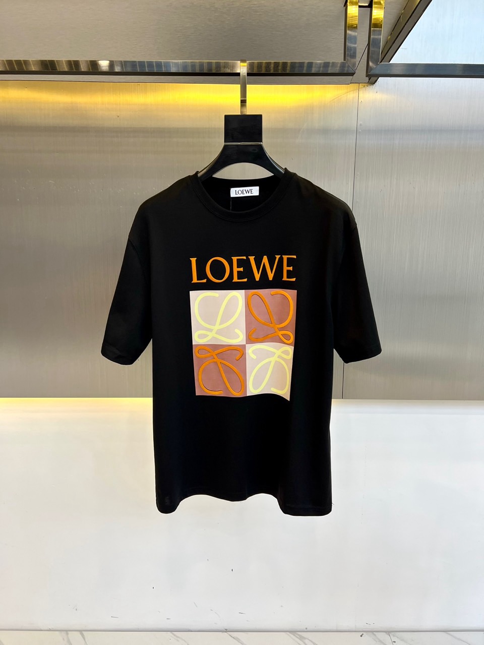 NO:153950,Lowe, 2025s new sports fashion trend casual short-sleeved T-shirt, uses imported mercerized cotton fabric, Wen Ru is soft, delicate and soft, and the upper body is naturally comfortable and cool, and the chest print pattern is fashionable and three-dimensional. The color is very clear, highlighting the overall styling and slimming feeling. The overall craftsmanship line is really impeccable!  48-56 (model 173, 140 catties upper body 50 sizes) o, loewe, T-shirt, tees, t-shirt, alexander wang19860909Lowe罗意威、2025s新品运动时尚潮流休闲短袖t恤,采用进口丝光欧棉面料,温儒柔软 细腻柔软 上身自然是舒适 凉爽,胸前印花图案时尚立体.颜色十分清晰,非常的凸显整体的造型感以及修身上身感 整体的工艺车线真的是无可挑剔！48-56（模特173,140斤上身50码）o,,loewe,T-shirt,tees，t-shirt,alexander wang,Men's clothing