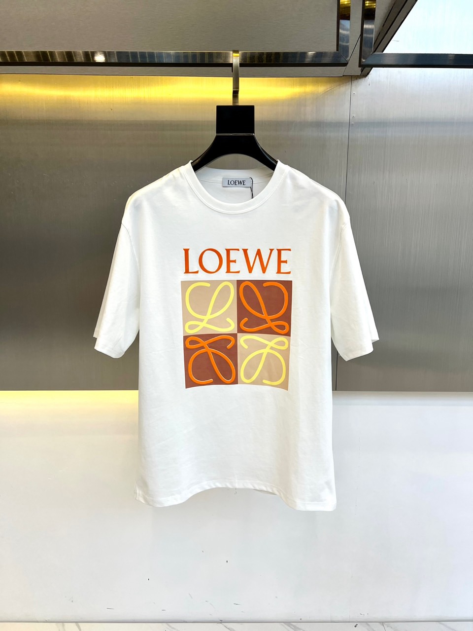 NO:153920,Lowe, 2025s new sports fashion trend casual short-sleeved T-shirt, uses imported mercerized cotton fabric, Wen Ru is soft, delicate and soft, and the upper body is naturally comfortable and cool, and the chest print pattern is fashionable and three-dimensional. The color is very clear, highlighting the overall styling and slimming feeling. The overall craftsmanship line is really impeccable!  48-56 (model 173, 140 catties upper body 50 sizes), loewe, T-shirt, tees, t-shirt, alexander wang19860909Lowe罗意威、2025s新品运动时尚潮流休闲短袖t恤,采用进口丝光欧棉面料,温儒柔软 细腻柔软 上身自然是舒适 凉爽,胸前印花图案时尚立体.颜色十分清晰,非常的凸显整体的造型感以及修身上身感 整体的工艺车线真的是无可挑剔！48-56（模特173,140斤上身50码）,,loewe,T-shirt,tees，t-shirt,alexander wang,Men's clothing