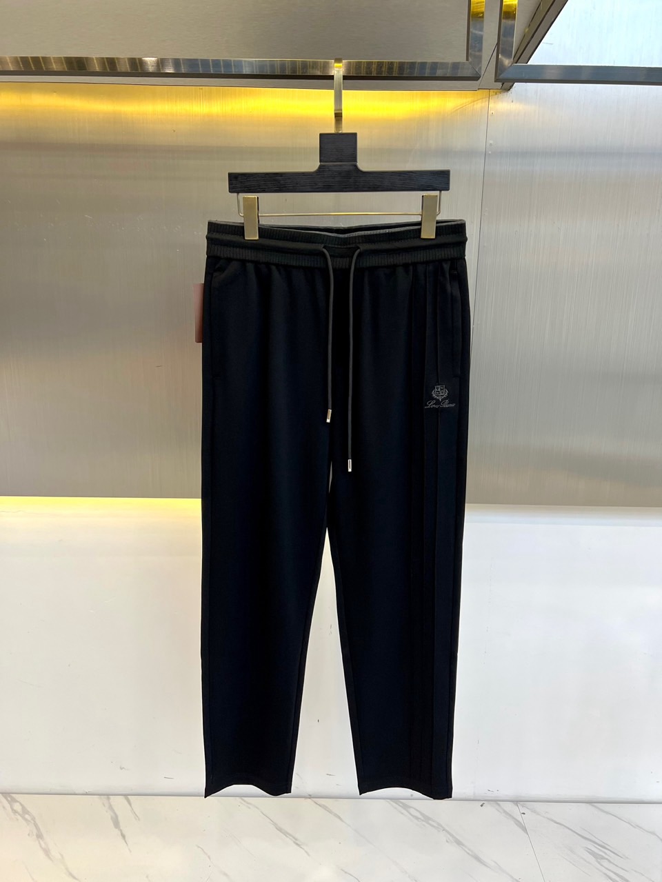 NO:160137,Loro Piana, Italian LP spring and summer new fashionable letter embroidered casual pants for men. Inspired by the dawn of the Amalfi coast in southern Italy, the function of jogging pants and the elegance of high-end garments is reconstructed. The waist adopts the integrated molding process of the original cloth and is matched with 4cm invisible elastic bands. While retaining the freedom of movement, it reshapes the aesthetics of the waistline with traceless design. The front slant insert bag innovatively uses natural dyed and woven contrasting piping, and achieves the matte gradient effect through 5 wash and fading tests, paying tribute to the glaze color philosophy of Sicily ceramic craftsmen.  80-day silk and 20 linen blend fabrics were selected. After double-sided wooling process, each square meter of fabric forms   micron-level pores. Combined with the natural antibacterial properties of flax fiber, the somatosensory temperature is automatically adjusted. 5. The pearl-colored matte hardware OGO inlaid in the back bag is hand-polished using the engraving skills of the Renaissance goldsmith. The 0.05mm error control makes the metal surface look like a silk matte texture, forming a low-key glow with a 15° refractive angle with sunlight 3.  From the 16-stitched edge locking craftsmanship inherited by Milan's haute couture workshop to the high-density buried car thread of 22 needles per inch, this jogging pants uses a precision that exceeds the standards of sportswear to build a seamless switching between urban elites in business and casual scenes. 2. When the shadow of the olive tree in Tuscany passes through the trouser face, the Italian craftsmanship is writing a new dressing poem in fabric language. 48-56 (please report height and weight if you place an order), loro piana, loro piana, alexander wang19860909Loro Piana诺悠翩雅、意大利LP春夏新款时尚字母刺绣休闲裤男士抽绳长裤.以意大利南部阿玛尔菲海岸的晨曦为灵感,将慢跑裤的机能性与高级成衣的优雅感重新解构.腰部采用原身布一体成型工艺,搭配4cm隐形松紧带,在保留运动自由度的同时,以无痕设计重塑腰线美学.前幅斜插袋创新运用自然染织的撞色滚边,通过5次水洗褪色测试实现雾面渐变效果,致敬西西里岛陶艺匠人的釉色哲学. 甄选80天丝与20亚麻混纺面料,经双面烧毛工艺处理后,每平方米织物形成 微米级气孔,配合亚麻纤维的天然抑菌特性,实现体感温度自动调节5.后幅一字袋镶嵌的珍珠色亚光五金OGO,采用文艺复兴时期金匠的錾刻技艺手工打磨,0.05mm误差控制使金属表面呈现丝绸般哑光质感,与日光形成15°折射角的低调辉光3. 从米兰高定工坊传承的16道锁边工艺,到每英寸22针的高密度埋夹车线,这条慢跑裤以超越运动服饰标准的精工,构筑都市精英在商务与休闲场景中的无缝切换2.当托斯卡纳的橄榄树影掠过裤面经纬,意大利匠造精神正以织物语言书写新的穿着诗篇.48-56（下单请报身高体重）,,loro piana,loro piana,alexander wang,Men's clothing