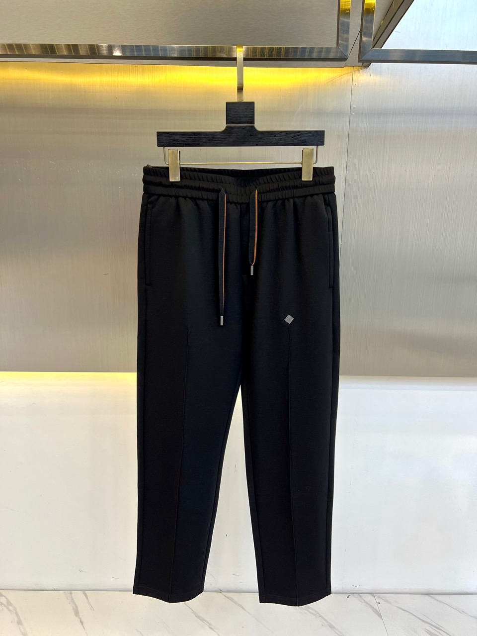 NO:160136,Loro Piana LP - 2025 Old Qianfeng Light Luxury Mulberry Silk Drawstring Casual Straight Sport Pants, Super Texture, Made of Wood Pulse High-Strength Super Soft Bio-Based Fiber Blended Fabric, Natural and Environmentally friendly, Good Model Resistance, Breathable and Skin-friendly, Anti-Furniture Pilling Back Bag Inlaid Matt OGO Hardware, Bronze Rivet Sculpting of the Dome of the Old Palace in Florence, Hand-polished by ancient Roman metal cold forging technology, High-strength drawstring elastic waist design, not only easy to put on and take off, but also freely adjustable according to personal waist circumference. Whether it is tight or loose style, it can be easily driven. 48-56 (please report the waist size when placing an order),,loro pigaana,loro pigaana,alexander wang19860909Loro Piana 诺悠翩雅LP -2025老钱风轻奢桑蚕丝抽绳休闲直筒运动裤,质感超强,面料采用木浆制造 高强超柔生物基纤维混纺面料,天然环保,保型性好,透气亲肤,抗起毛起球后幅一字袋镶嵌的亚光OGO五金,佛罗伦萨旧宫穹顶的青铜铆钉造型,采用古罗马金属冷锻技艺手工打磨,高弹力的抽绳松紧裤腰设计,不仅方便穿脱,更可根据个人腰围自由调节,无论是紧身搭配还是宽松风格,都能轻松驾.48-56（下单请报腰围尺寸）,,loro piana,loro piana,alexander wang,Men's clothing