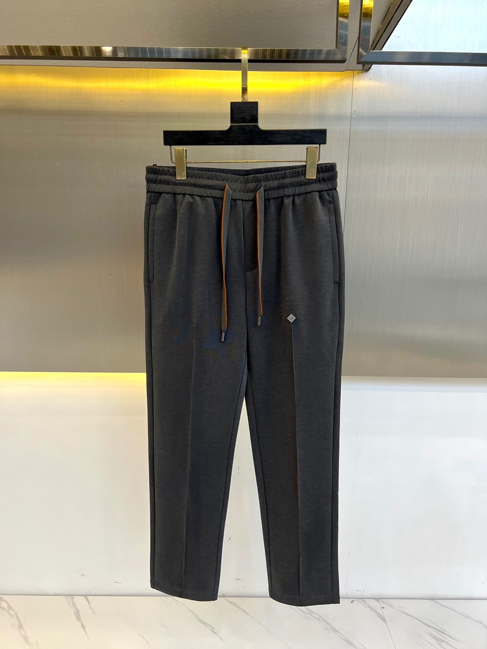 NO:153926,Loro Piana LP - 2025 Old Qianfeng Light Luxury Mulberry Silk Drawstring Casual Straight Sport Pants, Super Texture, Made of Wood Pulse High-Strength Super Soft Bio-Based Fiber Blended Fabric, Natural and Environmentally friendly, Good Model Resistance, Breathable and Skin-friendly, Anti-Furniture Pilling Back Bag Inlaid Matt OGO Hardware, Bronze Rivet Sculpting of the Dome of the Old Palace in Florence, Hand-polished by ancient Roman metal cold forging technology, High-strength drawstring elastic waist design, not only easy to put on and take off, but also freely adjustable according to personal waist circumference. Whether it is tight or loose style, it can be easily driven. 48-56 (please report the waist size when placing an order),,loro pigaana,loro pigaana,alexander wang19860909Loro Piana 诺悠翩雅LP -2025老钱风轻奢桑蚕丝抽绳休闲直筒运动裤,质感超强,面料采用木浆制造 高强超柔生物基纤维混纺面料,天然环保,保型性好,透气亲肤,抗起毛起球后幅一字袋镶嵌的亚光OGO五金,佛罗伦萨旧宫穹顶的青铜铆钉造型,采用古罗马金属冷锻技艺手工打磨,高弹力的抽绳松紧裤腰设计,不仅方便穿脱,更可根据个人腰围自由调节,无论是紧身搭配还是宽松风格,都能轻松驾.48-56（下单请报腰围尺寸）,,loro piana,loro piana,alexander wang,Men's clothing