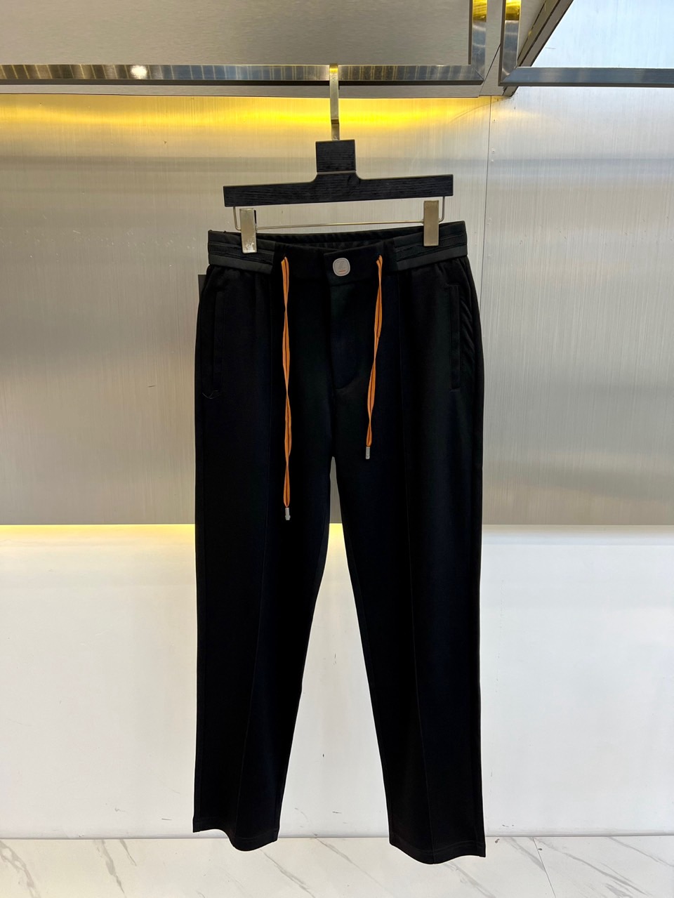 NO:160135,Zegna, the new spring and summer 2025 new men's casual sweatpants, a high-end quality choice, a versatile trousers with elastic waist drawstring casual sweatpants, is also an indispensable matching tool in men's wardrobe, and is a classic style of practical wear!  The design style of the whole casual pants is simple and fashionable, with excellent skin-friendly value, easy to wear, and full of detail!  This trouser is made of high-quality cotton fabric tart vertical texture. The fabric is comfortable, soft and delicate, with a good sense of verticality. The surface is shiny and clear, and it looks very textured. It tastes very high-end. The first-class and exquisite straight-fitting style is cut, the line is delicate, smooth and neat, and the casual and casual pants look good no matter how you match it!  48-56 (model 173, 143 catties upper body 50 sizes), zegna, alexander wang19860909Zegna杰尼亚、2025春夏新款男士休闲卫裤,高端品质之选,一款松紧腰抽绳休闲卫裤兼备的百搭裤装,也是男士衣橱里不可缺少的搭配神器,属于实穿型的经典款式！整条休闲裤的设计风格简洁时尚,亲肤值优越,穿着方便,细节感十足！此款裤装采用优质棉面料订织竖纹纹理制作而成,面料舒服,手感柔软细腻,有着很好的垂直感,表面亮泽清晰的纹理,看上去非常有质感,细品高级韵味十足.一流精湛的直筒版型裁剪,走线细致平顺工整,休闲随意怎么搭配都好看的裤装！48-56（模特173,143斤上身50码）,,zegna,alexander wang,Men's clothing