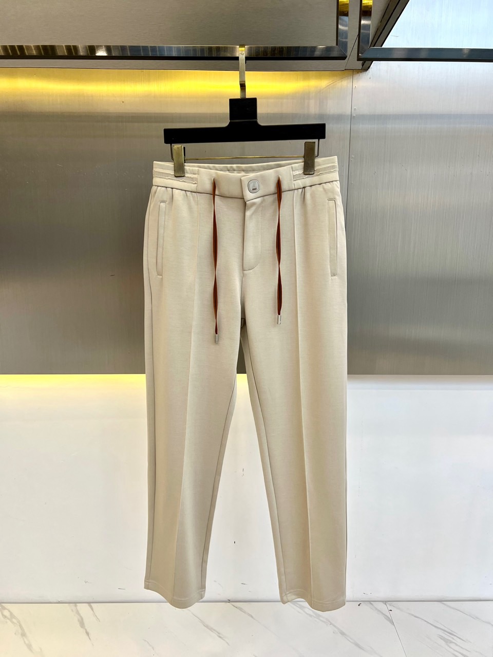 NO:153930,Zegna, the new spring and summer 2025 new men's casual sweatpants, a high-end quality choice, a versatile trousers with elastic waist drawstring casual sweatpants, is also an indispensable matching tool in men's wardrobe, and is a classic style of practical wear!  The design style of the whole casual pants is simple and fashionable, with excellent skin-friendly value, easy to wear, and full of detail!  This trouser is made of high-quality cotton fabric tart vertical texture. The fabric is comfortable, soft and delicate, with a good sense of verticality. The surface is shiny and clear, and it looks very textured. It tastes very high-end. The first-class and exquisite straight-fitting style is cut, the line is delicate, smooth and neat, and the casual and casual pants look good no matter how you match it!  48-56 (model 173, 143 catties upper body 50 sizes), zegna, alexander wang19860909Zegna杰尼亚、2025春夏新款男士休闲卫裤,高端品质之选,一款松紧腰抽绳休闲卫裤兼备的百搭裤装,也是男士衣橱里不可缺少的搭配神器,属于实穿型的经典款式！整条休闲裤的设计风格简洁时尚,亲肤值优越,穿着方便,细节感十足！此款裤装采用优质棉面料订织竖纹纹理制作而成,面料舒服,手感柔软细腻,有着很好的垂直感,表面亮泽清晰的纹理,看上去非常有质感,细品高级韵味十足.一流精湛的直筒版型裁剪,走线细致平顺工整,休闲随意怎么搭配都好看的裤装！48-56（模特173,143斤上身50码）,,zegna,alexander wang,Men's clothing