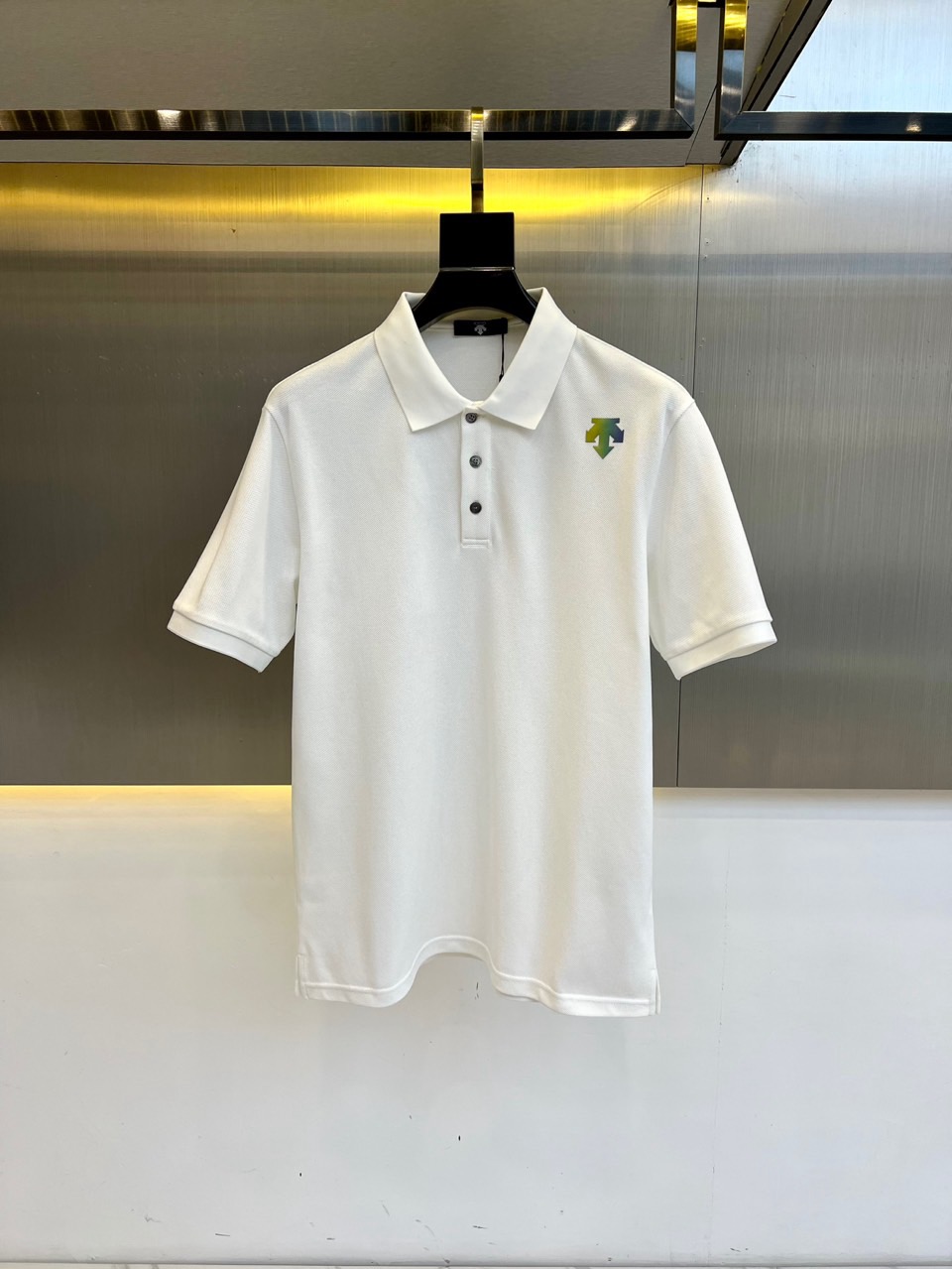 NO:153937,DESCENTE, new products for spring and summer 2025 will be released!  Men's summer lapel polo short-sleeved T-shirt, this style is top-grade bead mercerated cotton fabric, with breathable and comfortable design elements very beautiful, brand logo seiko embroidery, the best POLO of the year is equipped with high-end bead mercerated material, which ensures amazing comfort and breathability, and also ensures a good style and natural drooping. The details in each part are quite exquisite and outstanding, and the upper body is atmospheric and simple and not vulgar. Fashionable and versatile single product!  48-56 (model 173, 143 catties upper body 50 sizes), T-shirt,tees, t-shirt,alexander wang19860909DESCENTE迪桑特、2025春夏新品发售！男士夏季翻领polo短袖T恤,此款为顶级珠地丝光棉面料,透气舒适设计元素非常好看,品牌标识精工刺绣,年度最佳POLO 配置了高端的珠地丝光材质打造,保证了惊人的舒适性跟透气性以外,更是保证了良好的版型跟自然的垂感,每一处的细节都是相当的精致跟不俗,上身大气简约又不俗气.时尚百搭单品！48-56（模特173,143斤上身50码）,,T-shirt,tees，t-shirt,alexander wang,Men's clothing