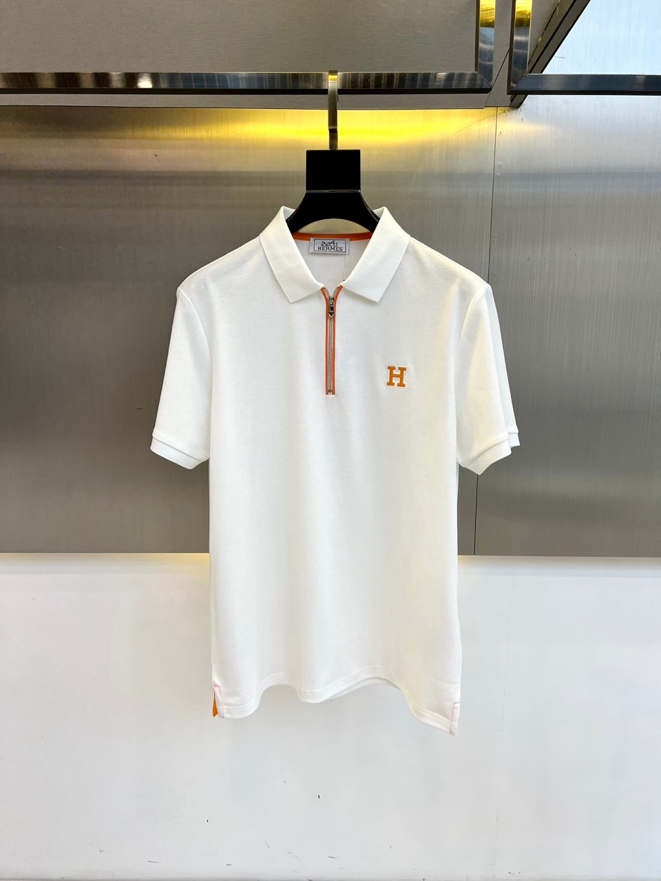 NO:153939,H Hermes and 25s new products are on sale, men's lapel semi-zipper short-sleeved T-shirt POLO shirt, imported resident mercerized cotton short-sleeved T-shirt, Wen Ru soft, delicate and soft, the upper body is naturally comfortable, cool, the color is very clear, and does not fade, which highlights the overall styling and body-slimming feeling. 48-56 (model 173, 143 catties upper body 50 sizes), hermes, T-shirt,tees, t-shirt,alexander wang19860909H爱马仕、25s新品发售,男士翻领半拉链短袖T恤POLO衫,进口驻地丝光棉短袖T恤,温儒柔软 细腻柔软 上身自然是舒适 凉爽,颜色十分清晰,不掉色,非常的凸显整体的造型感以及修身上身感.48-56（模特173,143斤上身50码）,,hermes,T-shirt,tees，t-shirt,alexander wang,Men's clothing