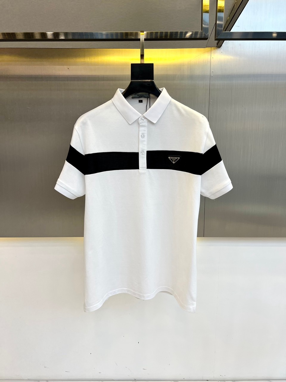NO:153948,Prad Prada, 2025 spring and summer new products are on sale!  Men's summer business casual lapel polo short-sleeved T-shirt, this style is top-grade bead mercerated cotton fabric, with breathable and comfortable design elements very beautiful, brand logo seiko embroidery, the best POLO of the year is equipped with high-end bead mercerated material, which ensures amazing comfort and breathability, and also ensures a good style and natural drooping feeling. The details in each part are quite exquisite and outstanding, and the upper body is atmospheric and simple and not vulgar. Fashionable and versatile single product!  M-4XL (model 173, 143 catties upper body L size), prada, prada, T-shirt, tees, t-shirt, alexander wang19860909Prad普拉达、2025春夏新品发售！男士夏季商务休闲翻领polo短袖T恤,此款为顶级珠地丝光棉面料,透气舒适设计元素非常好看,品牌标识精工刺绣,年度最佳POLO 配置了高端的珠地丝光材质打造,保证了惊人的舒适性跟透气性以外,更是保证了良好的版型跟自然的垂感,每一处的细节都是相当的精致跟不俗,上身大气简约又不俗气.时尚百搭单品！M-4XL（模特173,143斤上身L码）,,prada,prada,T-shirt,tees，t-shirt,alexander wang,Men's clothing
