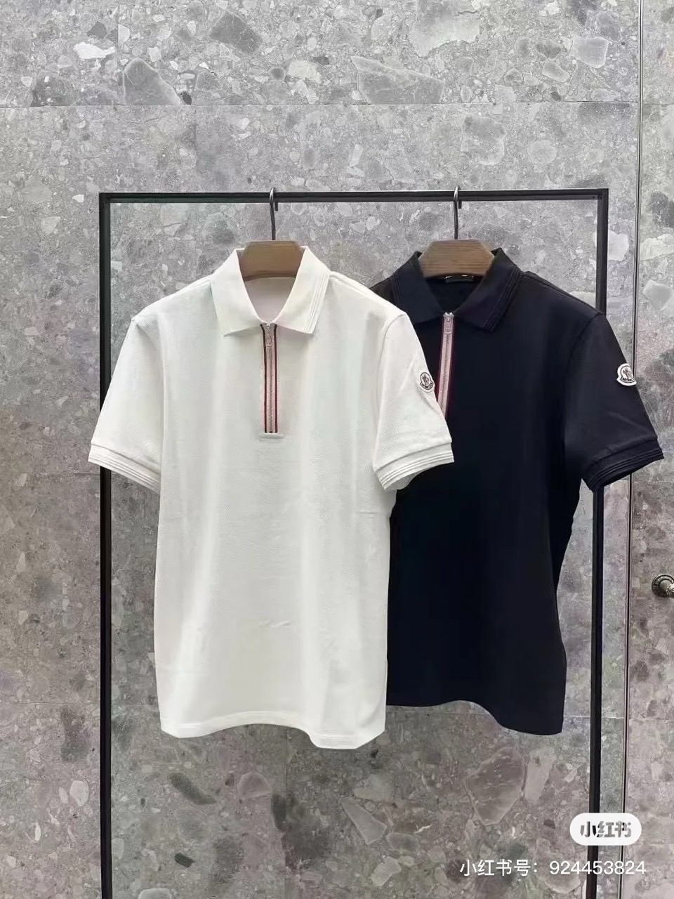 NO:153953,Moncler, the official website simultaneously released the new 25-spring and summer men's three-color trim cotton beaded floor Polo shirt. The floor Polo shirt This Polo shirt is classic and easy to match, and can easily interpret various styles. The classic short-sleeved design is made of cotton beaded floor fabric, with three-color stripes along the zipper. 48-56 (model 173, 143 catties upper body 50 sizes), christian louboutin, Moncler, T-shirt, alexander wang19860909Moncler盟可、 官网同步发售25春夏新品男士三色饰边棉质珠地Polo衫.地Polo衫 这款Polo衫经典易搭,可轻松演绎各种风格.经典短袖设计,采用棉质珠地面料制成,沿拉链点缀三色条纹. 48-56（模特173,143斤上身50码）,,christian louboutin,Moncler,T-shirt,alexander wang,Men's clothing