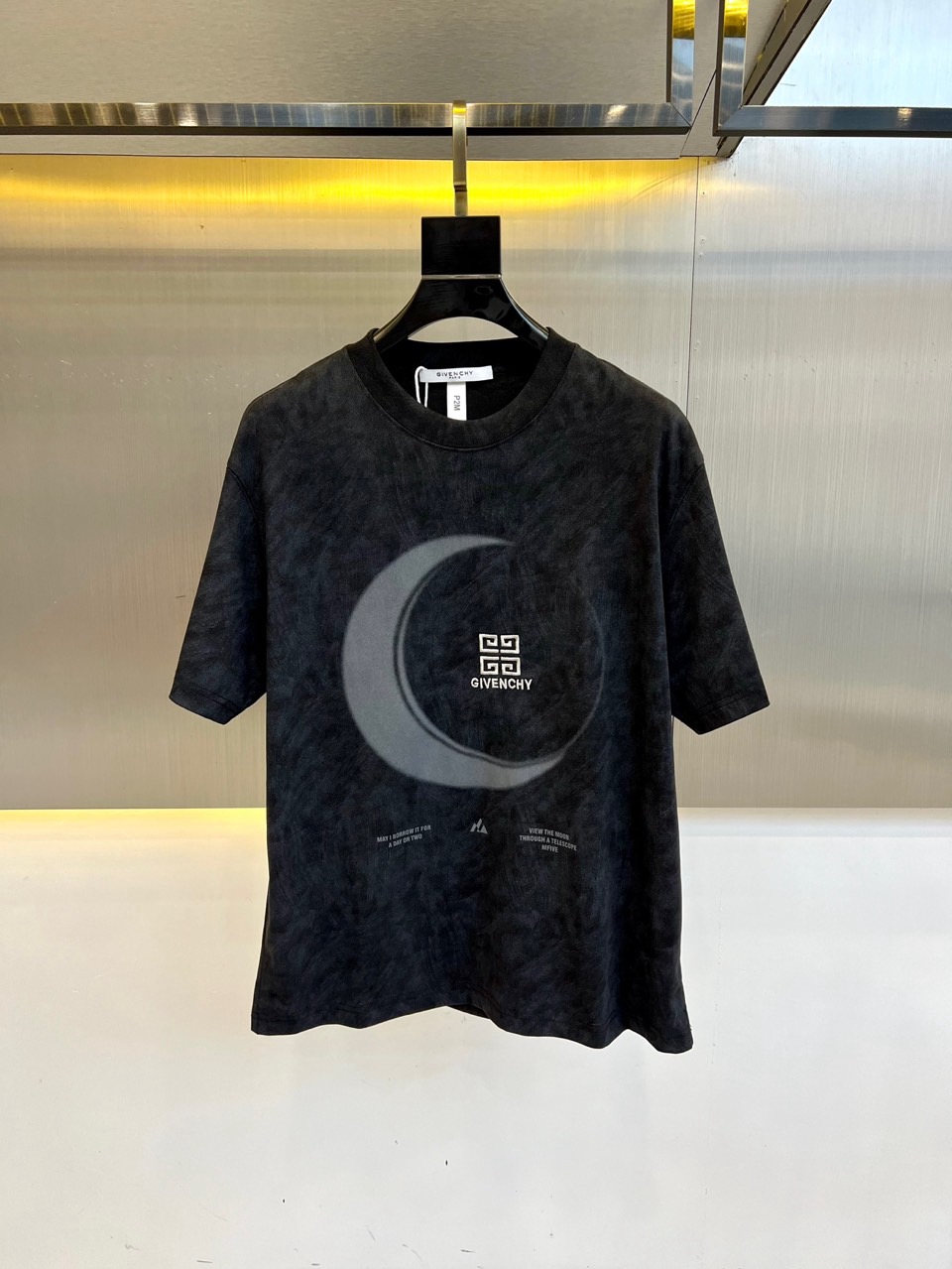 NO:153970,GVC Givenchy, 2025 Spring and Summer Men's new LOGO round neck short-sleeved T-shirt. Imported fixed fabric, 62.2 cotton, 37.8 polyester fiber, the fabric feels silky and soft, breathable and skin-friendly, and is extremely comfortable to wear, and the overall texture is quite high!  The iconic logo on the chest of the clothes is carefully crafted with multi-color three-dimensional printing technology. The contrasting color effect makes people shine, forming a sharp and strong contrast, with great recognition and class!  The regular casual loose fitting design makes it easy to make you look slim and taller!  M-4XL (model 173, 143 catties upper body L size), givennchy, T-shirt, tees, t-shirt, alexander wang19860909GVC纪梵希、2025春夏男士新款LOGO圆领短袖T恤.进口定织面料,62.2棉、37.8聚酯纤维、面料手感丝滑柔软,透气亲肤性极佳,着身无比的舒适,整体质感相当之高！衣身胸前标志性Logo,采用多色立体印花技术刺绣精心打造,撞色效果让人眼前一亮,形成鲜明的强烈对比,极具辨识度与档次感！常规的休闲宽松版型裁剪设计,轻松凹出显瘦显高身型！M-4XL（模特173,143斤上身L码）,,givenchy,T-shirt,tees，t-shirt,alexander wang,Men's clothing