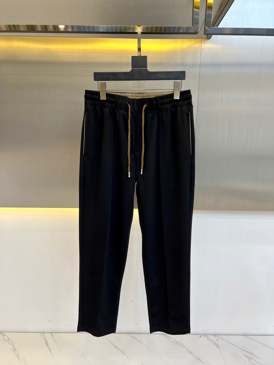 NO:160133,Dio, 2025 spring and summer new fashion letter printing old-fashioned casual pants for men, straight drawstring trousers. The cotton fiber blended fabric is light and luxurious, with a delicate touch and excellent breathability, as if it is covered with a layer of soft clouds on the skin. This high-end blended fabric not only shows an extraordinary texture, but also gives the wearer a unique elegant temperament. The classic badge embroidery design on the front shows the unique charm of the brand, and the retro and trendy atmosphere intertwines it, showing a unique fashion taste. The high-elastic drawstring elastic waist design is not only convenient to put on and take off, but also freely adjusts according to the personal waistline. Whether it is tight or loose style, it can be easily controlled!  48-56 (please report height and weight by placing an order),,dior,dior,alexander wang19860909Dio迪奥、2025春夏新款时尚字母印花老钱风休闲裤男士直筒抽绳长裤.甄选客供棉质纤维混纺面料,质地轻盈而奢华,触感细腻如丝,透气性极佳,仿佛为肌肤披上了一层轻柔的云朵.这种高级混纺面料不仅展现出非凡的质感,更赋予了穿着者一种独特的优雅气质.前幅的经典徽章刺绣设计,细节之处彰显品牌的独特魅力,复古与潮流的气息交织其中,展现出与众不同的时尚品味.高弹力的抽绳松紧裤腰设计,不仅方便穿脱,更可根据个人腰围自由调节,无论是紧身搭配还是宽松风格,都能轻松驾驭！48-56（下单请报身高体重）,,dior,dior,alexander wang,Men's clothing