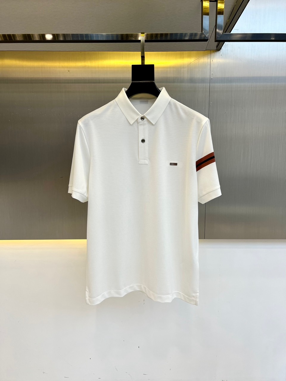 NO:829574,Zegna, high-end customized mulberry silk - supreme business casual style 26 men's Polo shirt, classic business men's clothing, the ceiling of the men's clothing industry, high-quality simple TEE, precise to the delicate craftsmanship of every stitch, completely different from ordinary fabric cutting. 51 polyester fiber 42 cotton 7 mulberry silk, smooth lines, crisp version, perfectly modify the body shape, whether it is  It can be easily worn for daily outings or business casual, showing the elegance of men. The classic round neck design is simple yet elegant, and the double-layer fake two-piece hem design is suitable for various styles of wear. Whether it is paired with casual jeans or smart business trousers, it can show a unique fashion taste and easily become the focus of the crowd. The texture is silky, close to the skin and breathable!  48-58,,zegna,jeans,19860909Zegna杰尼亚、高端定制桑蚕丝-至尊商务休闲风26男士Polo衫,经典商务男装,男装界的天花板,高质感的简约TEE,精准到每一针的细腻工艺,完全区别于普通面料裁剪.51聚酯纤维42棉7桑蚕丝、线条流畅,版型挺括,完美修饰身形,无论是日常出街还是商务休闲,都能轻松驾驭,彰显男士优雅气质.经典圆领设计,简约而不失大气,下摆双层假两件叠穿设计.适配各种风格穿搭.无论是搭配休闲牛仔裤,还是干练的商务西裤,都能展现出独特的时尚品味,轻松成为人群焦点.质感丝滑,贴身亲肤透气！48-58,,zegna,jeans,,Men's clothing