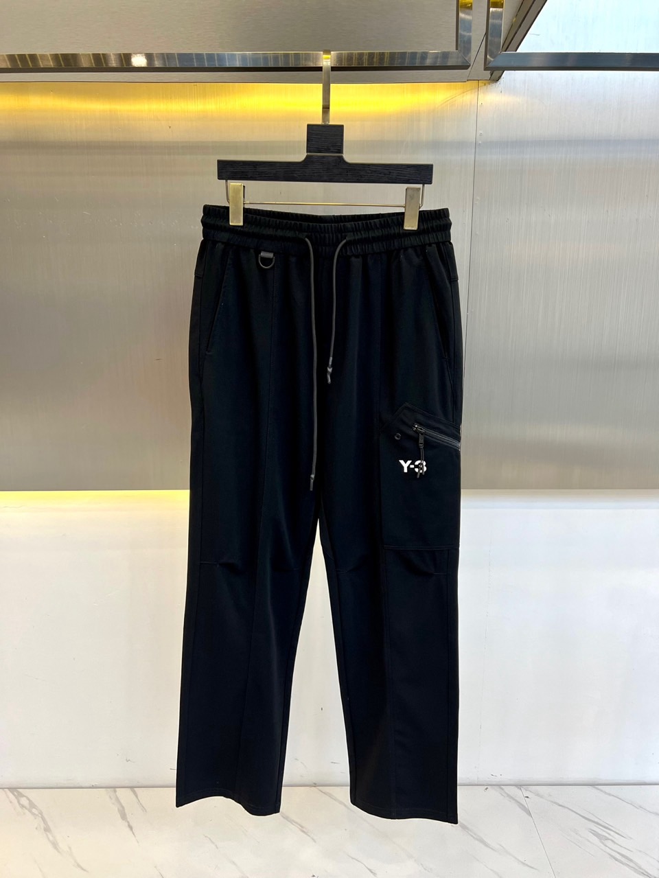 NO:160124,Y-3 and 25s new men's casual sweatpants, a versatile trousers with elastic waist casual sweatpants, is also an indispensable matching tool in men's wardrobe, and is a classic style of practical wear!  The design style of the whole casual pants is simple and fashionable, which is very consistent with the low-luxury style setting, has excellent skin-friendly value, is easy to wear, and is full of detail!  The front of the trouser body has double pockets on both sides, which is low-key and luxurious. The elastic and drawstring design of the waist of the trouser is easy to wear. It is not only full of detail, but also very practical. This season's men's clothing brings cutting-edge fashion charm!  First-class and exquisite straight-fitting style, delicate, smooth and neat wiring, and casual and beautiful pants no matter how you match it!  48-56 (please report waist size by ordering), alexander wang19860909Y-3、25s新品男士休闲卫裤,一款松紧腰休闲卫裤兼备的百搭裤装,也是男士衣橱里不可缺少的搭配神器,属于实穿型的经典款式！整条休闲裤的设计风格简洁时尚,非常符合低奢的风格设定,亲肤值优越,穿着方便,细节感十足！裤身前幅两侧双插口袋,低调奢华.裤腰弹力加抽绳设计,穿着方便,不但细节感满满,同时也极具实用性.本季男装带来前沿的时尚魅力！ 一流精湛的直筒版型裁剪,走线细致平顺工整,休闲随意怎么搭配都好看的裤装！48-56（下单请报腰围尺寸）,,alexander wang,Men's clothing