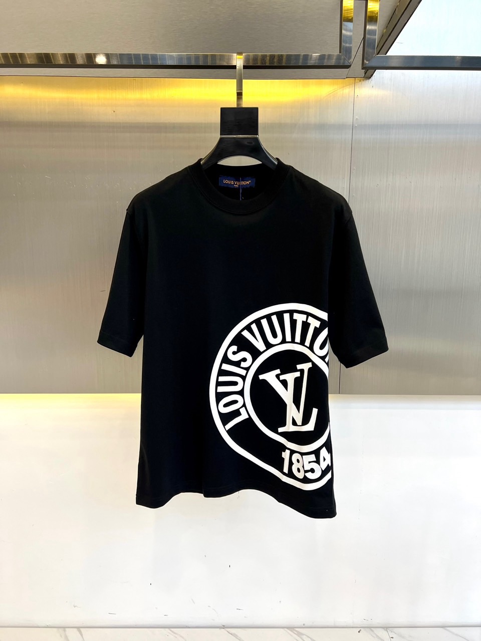 NO:160121,1v, 2025 spring and summer men's new classic LOGO printed round neck short-sleeved T-shirt. Imported pure cotton fabric, the fabric feels silky and soft, breathable and skin-friendly, extremely comfortable to wear, and the overall texture is quite high!  The iconic logo logo on the chest of the clothes is carefully crafted with multi-color three-dimensional printing technology. The contrasting color effect makes people shine, forming a sharp and strong contrast, with great recognition and class!  The regular casual loose fitting design makes it easy to make you look slim and taller!  48-56 (model 173, 143 catties upper body 50 sizes), T-shirt,tees, t-shirt,alexander wang198609091v、2025春夏男士新款经典LOGO印花圆领短袖T恤.进口纯棉面料,面料手感丝滑柔软,透气亲肤性极佳,着身无比的舒适,整体质感相当之高！衣身胸前标志性徽标Logo,采用多色立体印花技术精心打造,撞色效果让人眼前一亮,形成鲜明的强烈对比,极具辨识度与档次感！常规的休闲宽松版型裁剪设计,轻松凹出显瘦显高身型！48-56（模特173,143斤上身50码）,,T-shirt,tees，t-shirt,alexander wang,Men's clothing