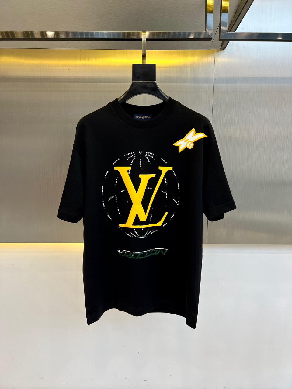 NO:160115,1v, 2025 spring and summer men's new classic LOGO imprinted round neck short-sleeved T-shirt. Imported pure cotton fabric, the fabric feels silky and soft, breathable and skin-friendly, and is extremely comfortable to wear, and the overall texture is quite high!  The iconic logo logo on the chest of the clothes is carefully crafted with multi-color three-dimensional printing technology. The contrasting color effect makes people shine, forming a sharp and strong contrast, with great recognition and class!  The regular casual loose fitting design makes it easy to make you look slim and taller!  48-56 (model 173, 143 catties upper body 50 sizes), T-shirt,tees, t-shirt,alexander wang198609091v、2025春夏男士新款经典LOGO压印圆领短袖T恤.进口纯棉面料,面料手感丝滑柔软,透气亲肤性极佳,着身无比的舒适,整体质感相当之高！衣身胸前标志性徽标Logo,采用多色立体印花技术精心打造,撞色效果让人眼前一亮,形成鲜明的强烈对比,极具辨识度与档次感！常规的休闲宽松版型裁剪设计,轻松凹出显瘦显高身型！48-56（模特173,143斤上身50码）,,T-shirt,tees，t-shirt,alexander wang,Men's clothing