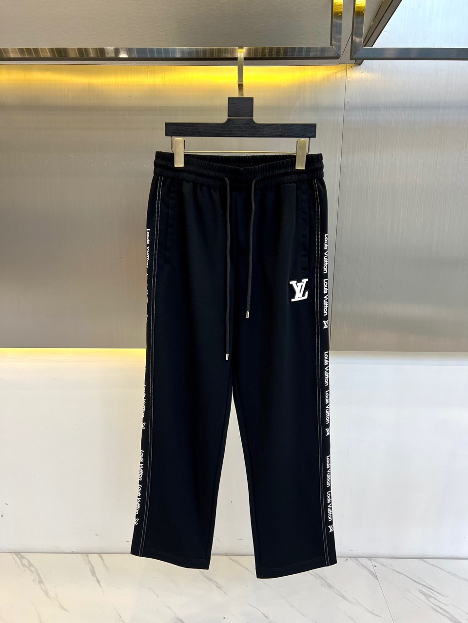 NO:160112,1v and 25 new casual straight-leg pants. The representative new Majila webbing casual pants, the classic retro concept reshapes the street sports style pants line. The upper body effect is nice. The Moscow 100% high-density ribbed cotton fabric is preferred. The feel is thick and soft. The texture is invincible and comfortable and breathable. The fabric is high-end, and the upper body drooping feel is quite good!  Excellent style, recommended must-entry!  48-56 (model 173, 143 catties upper body 50 sizes),,masion margiela,alexander wang198609091v、25新款休闲直筒裤.极具代表性的马吉拉织带新品休闲裤装,经典复古理念重塑了街头运动风格裤线.上身效果nice.优选莫斯科百分百高密度罗纹棉面料.手感厚实柔软.质感无敌舒适透气 面料高档,上身垂感相当不错！版型极佳 ,推荐必入！48-56（模特173,143斤上身50码）,,masion margiela,alexander wang,Men's clothing