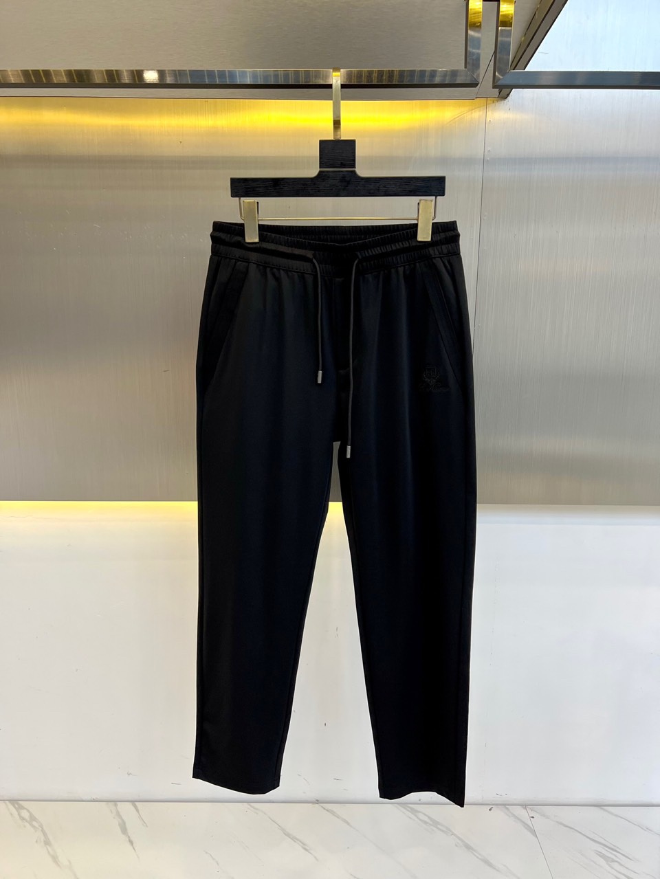 NO:160134,Loro Piana LP - 2025 Old Qianfeng Light Luxury Mulberry Silk Drawstring Casual Straight Sport Pants, Super Texture, The fabric is made of fixed protein mulberry silk blended fabric, Mulberry Silk is a pure natural protein fiber, rich in 18 amino acids and anti-ultraviolet rays and other effects. The matte OGO hardware inlaid with one-line bag on the back, the bronze rivet shape of the dome of the Florence Old Palace is hand-polished by ancient Roman metal cold forging technology, and the high elastic drawstring elastic waist design is not only easy to put on and take off, but also freely adjust according to the personal waist circumference. Whether it is tight or loose style, it can be easily driven 48-56 (please report the waist size if you place an order),,loro pigaana,loro pigaana,alexander wang19860909Loro Piana 诺悠翩雅LP -2025老钱风轻奢桑蚕丝抽绳休闲直筒运动裤,质感超强,面料采用定织蛋白桑蚕丝混纺面料,桑蚕丝是纯天然蛋白质纤维,富有人体所需18种氨基酸以及抗紫外线等功效.后幅一字袋镶嵌的亚光OGO五金,佛罗伦萨旧宫穹顶的青铜铆钉造型,采用古罗马金属冷锻技艺手工打磨,高弹力的抽绳松紧裤腰设计,不仅方便穿脱,更可根据个人腰围自由调节,无论是紧身搭配还是宽松风格,都能轻松驾 48-56（下单请报腰围尺寸）,,loro piana,loro piana,alexander wang,Men's clothing