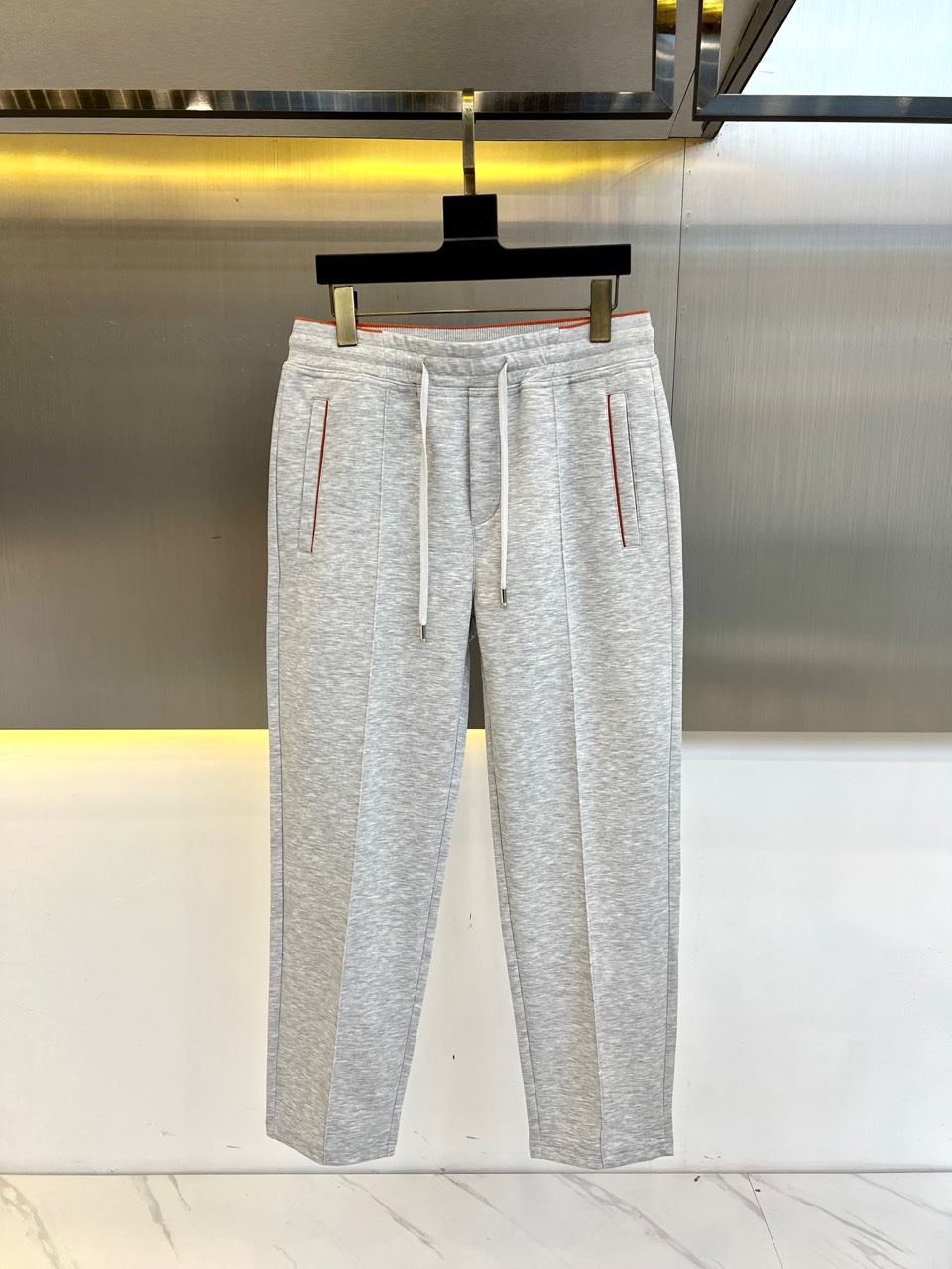 NO:160131,Loro Piana, Italian LP spring and summer new fashion letter embroidery old Qian style casual pants for men. The selected cotton fiber blend fabric is light and luxurious, with delicate texture as silk, and excellent breathability, as if it is covered with a layer of soft clouds on the skin. This high-end blend fabric not only shows an extraordinary texture, but also gives the wearer a unique elegant temperament. The classic badge embroidery design on the front shows the unique charm of the brand, and the retro and trendy atmosphere intertwines it, showing a unique fashion taste. The high-elastic drawstring elastic waist design is not only easy to put on and take off, but also freely adjusts according to the personal waistline. Whether it is tight or loose style, it can be easily controlled!  48-56 (please report height and weight by placing an order), loro piana, loro piana, alexander wang19860909Loro Piana诺悠翩雅、意大利LP春夏新款时尚字母刺绣老钱风休闲裤男士直筒抽绳长裤.甄选客供棉质纤维混纺面料,质地轻盈而奢华,触感细腻如丝,透气性极佳,仿佛为肌肤披上了一层轻柔的云朵.这种高级混纺面料不仅展现出非凡的质感,更赋予了穿着者一种独特的优雅气质.前幅的经典徽章刺绣设计,细节之处彰显品牌的独特魅力,复古与潮流的气息交织其中,展现出与众不同的时尚品味.高弹力的抽绳松紧裤腰设计,不仅方便穿脱,更可根据个人腰围自由调节,无论是紧身搭配还是宽松风格,都能轻松驾驭！48-56（下单请报身高体重）,,loro piana,loro piana,alexander wang,Men's clothing