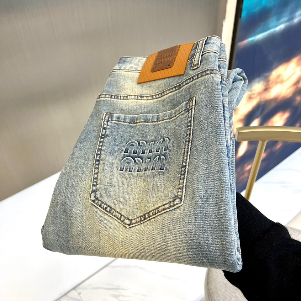 NO:158943,Miumiu, a new product for men's retro denim fashion jeans, it uses traditional techniques to make denim series, and the jeans produced are also top-notch crafts!  Water-friendly natural raw materials with three-dimensional embossing process of the rear bag, and the side laser logo process perfectly modify the leg shape! It uses imported fine silk cotton   Lycra fabric, skin-friendly and comfortable and stylish high-quality men's wide-leg jeans!  The upper body is simple, atmospheric and elegant, with clear texture on the back, and the overall shape is very exquisite and eye-catching. The surface locomotive thread is sewn enough to show care. The inner line is neat, symmetrical, tight and powerful. You can see that the threading machine is not the process technology that ordinary factories can have. The brand culture has a high value for communication. It is worth collecting. Brand followers are a classic style that cannot be missed!  28-38 (no 37), miumiu, jeans, alexander wang19860909Miumiu、新品男士复古丹宁时尚牛仔裤,它采用的是传统的技法制作牛仔系列,产出的牛仔也都是顶级的工艺品！水环保天然原料后袋立体压凸工艺,侧面激光Logo工艺完美的修饰腿型!采用进口精丝棉 莱卡面料,亲肤舒适又有型高品男士阔腿牛仔裤！上身简约大气上档次,后部拼接质感清晰,整体造型十分精致抢眼,表面机车线的缝制足可看出用心对待,内里走线工整匀称紧密有力,就能看出走线的机器非一般的工厂所能有的工艺技术,品牌文化的传播价值观念很高.值得收藏.品牌追随者更是不可错过的经典款式！28-38（无37）,,miumiu,jeans,alexander wang,Men's clothing