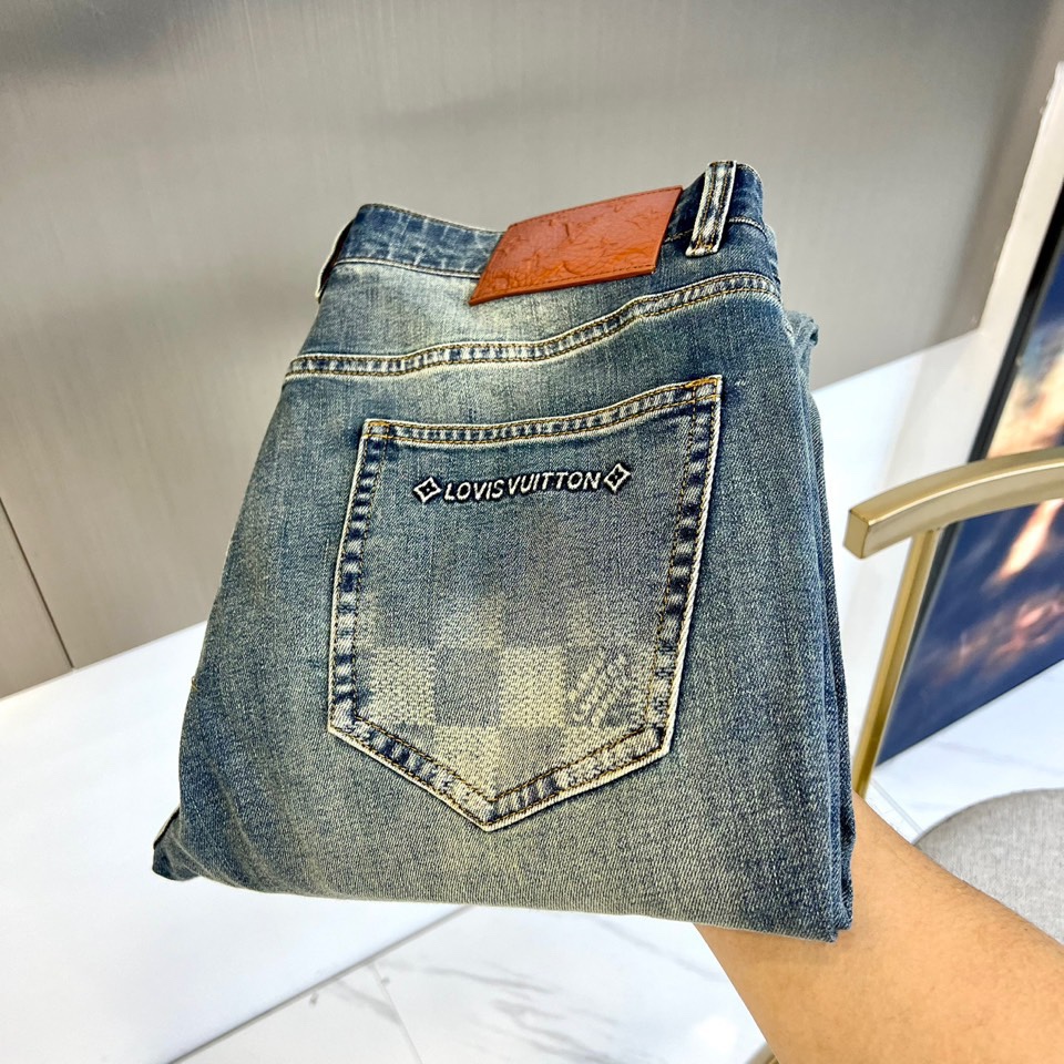 NO:158946,1v. Spring and summer new men's five-pocket jeans, the fabric contains leica leica fiber, which moves with you, is loyal to the original shape, incorporates elastic fiber, pure green and pollution-free cotton, it feels comfortable and slightly elastic, and the upper body has no sense of restraint. The overall solid color is simple, and there is only the same color embroidery logo on the back pocket, and the brand elements are very strong. Classic jeans five-pocket style The thickness of the fabric is moderate, comfortable and breathable, and the three-dimensional tailoring is a slim overall. It is easy to wear and versatile, and is compatible with various outfit types!  29-38 (none 35), jeans,alexander wang198609091v、春夏新款男士五口袋牛仔裤,面料含有莱卡莱卡纤维,随身而动,忠于原有衣形,融入弹力纤维,纯绿色无污染的棉花,手感舒适微微有弹力,上身没有束缚感,整体纯色简洁设计,只在后口袋处有同色系标志绣标,品牌元素极强.经典牛仔裤五口袋的款式 面料厚度是适中,舒适透气,立体剪裁整体略修身,基础好穿又百搭的一款牛仔裤装,兼容各种穿搭类型！29-38（无35）,,jeans,alexander wang,Men's clothing