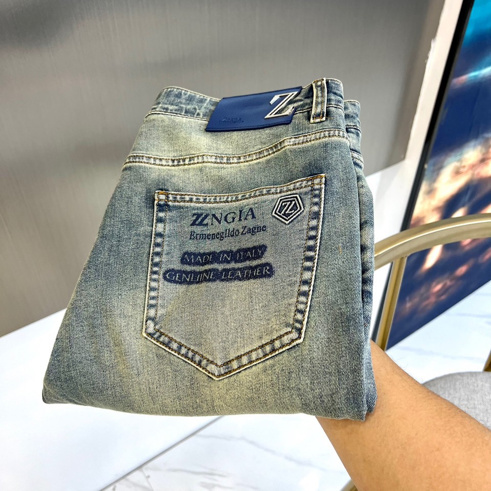 NO:158949,Zegna, S spring and summer new super soft wash jeans, small straight-leg design, slim-fitting cut, men's top casual cotton!  High-end stretchy all-season versatile commuter jeans for men!  The style is extremely versatile, the fabric is elastic and the material is also outstanding, with a bit retro and old style. The thick fabric is suitable for all seasons to wear and the industry's exclusive first-time model, and the four seasons versatile commuter style!  This high-end slim stretch tight jeans are versatile and comfortable!  29-38 (no 37), zegna, jeans, alexander wang19860909Zegna杰尼亚、s春夏新品超柔和水洗牛仔裤,小直筒设计,修身裁剪,男款顶级休闲棉质！高端弹力四季百搭通勤牛仔男裤！款式极其的百搭,面料弹力,材质也十分出众,有点复古做旧的风格,厚面料适合四季穿着业内独家首发款,四季百搭通勤款！这类高端的修身弹力紧身牛仔裤,百搭而且舒适！29-38（无37）,,zegna,jeans,alexander wang,Men's clothing