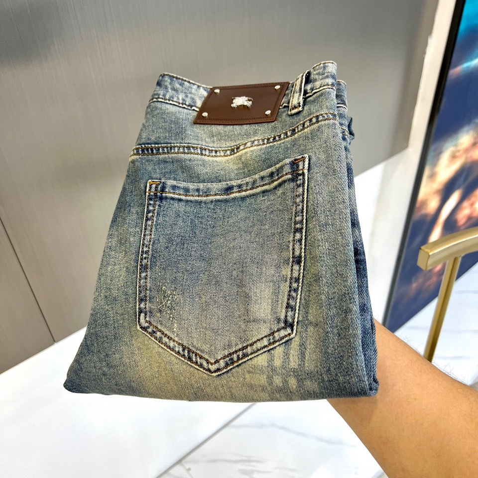 NO:158952,Burberry, s spring and summer fashion washed steel stamped three-dimensional logo jeans, men's back pocket brand letter embroidered logo slim straight jeans. This trouser is specially selected for imported top 95 cotton 5 spandex daily super soft denim fabric. It is light and washed denim. It has been processed through multiple washing processes, making it very soft and comfortable!  The whole pair of trousers presents a very pleasing and fashionable retro blue effect, and the touch is soft and skin-friendly. It is comfortable and breathable and has a crisp texture. It is a versatile style that can be controlled by commuting all seasons!  29-38 (no 37), burberry, burberry, jeans, alexander wang19860909bur巴宝莉、s春夏款时尚水洗钢印立体logo牛仔裤,男士后口袋品牌字母刺绣徽标修身直筒牛仔长裤.此款裤装精选客供进口顶级95棉5氨纶日制超柔软牛仔面料制作而成,轻薄水洗牛仔,经多道水洗工艺加工处理,贴身非常绵软舒适！整条裤装呈现出非常养眼时髦的复古蓝色效果,同时手感更是柔软亲肤,着穿舒适透气且不失挺括质感,四季通勤皆可驾驭的百搭款式！29-38（无37）,,burberry,burberry,jeans,alexander wang,Men's clothing